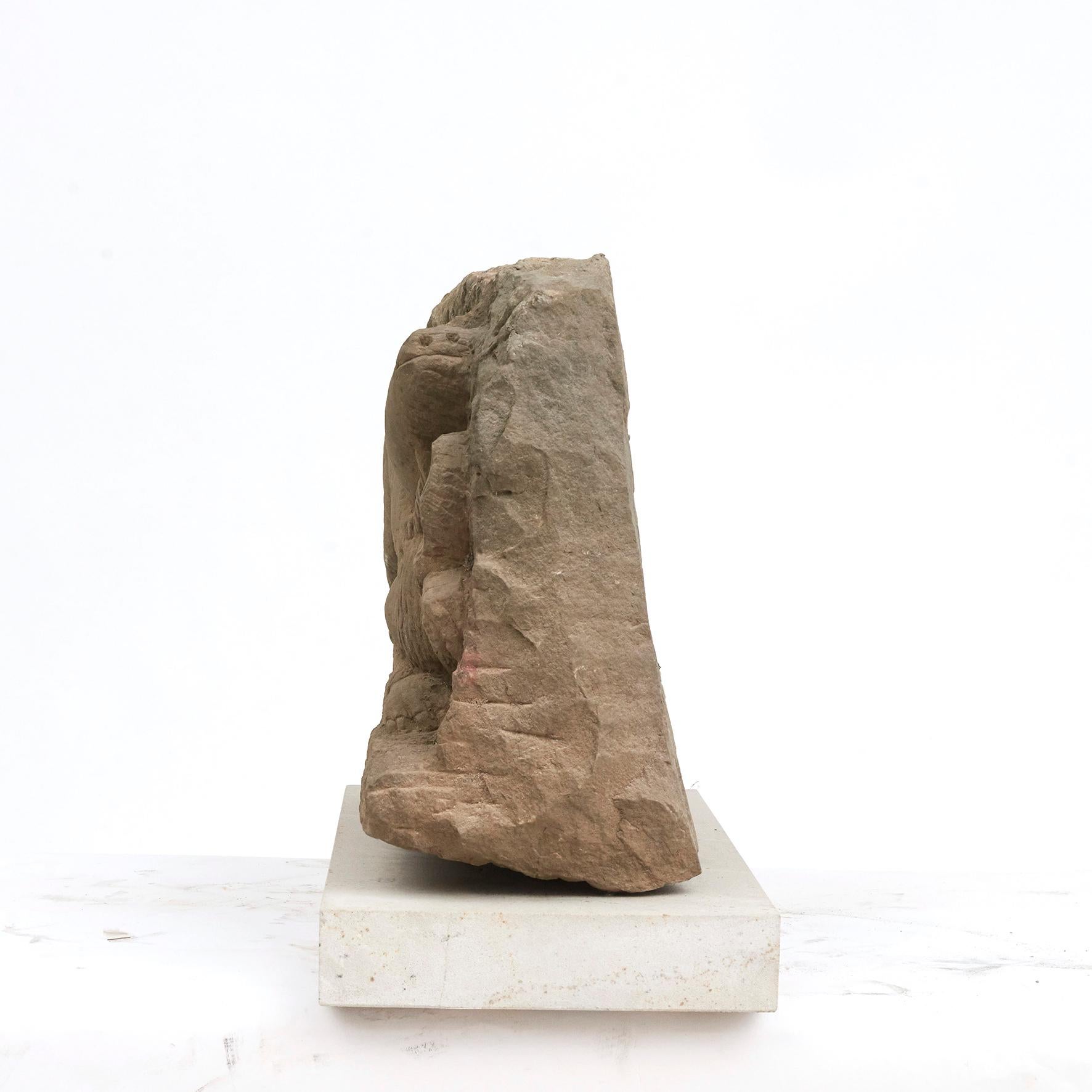 „Mythische Drache“-Sandsteinrelief (Handgeschnitzt) im Angebot