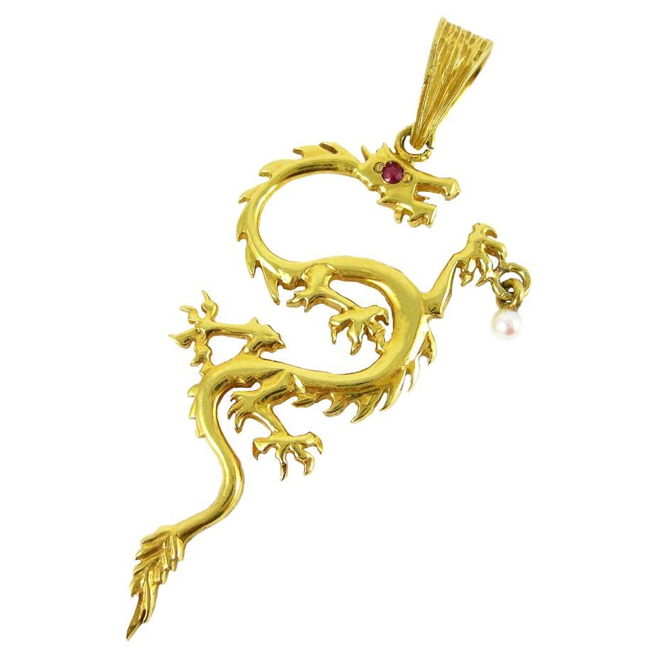 Pendentif dragon en or 18 carats avec œil en rubis en vente