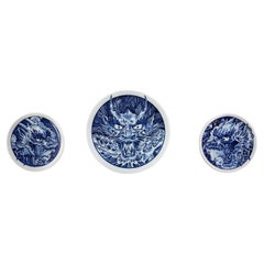 Assiettes The Dragon set de 3 assiettes faites à la main dans la collection Royal Blue Tattoo   