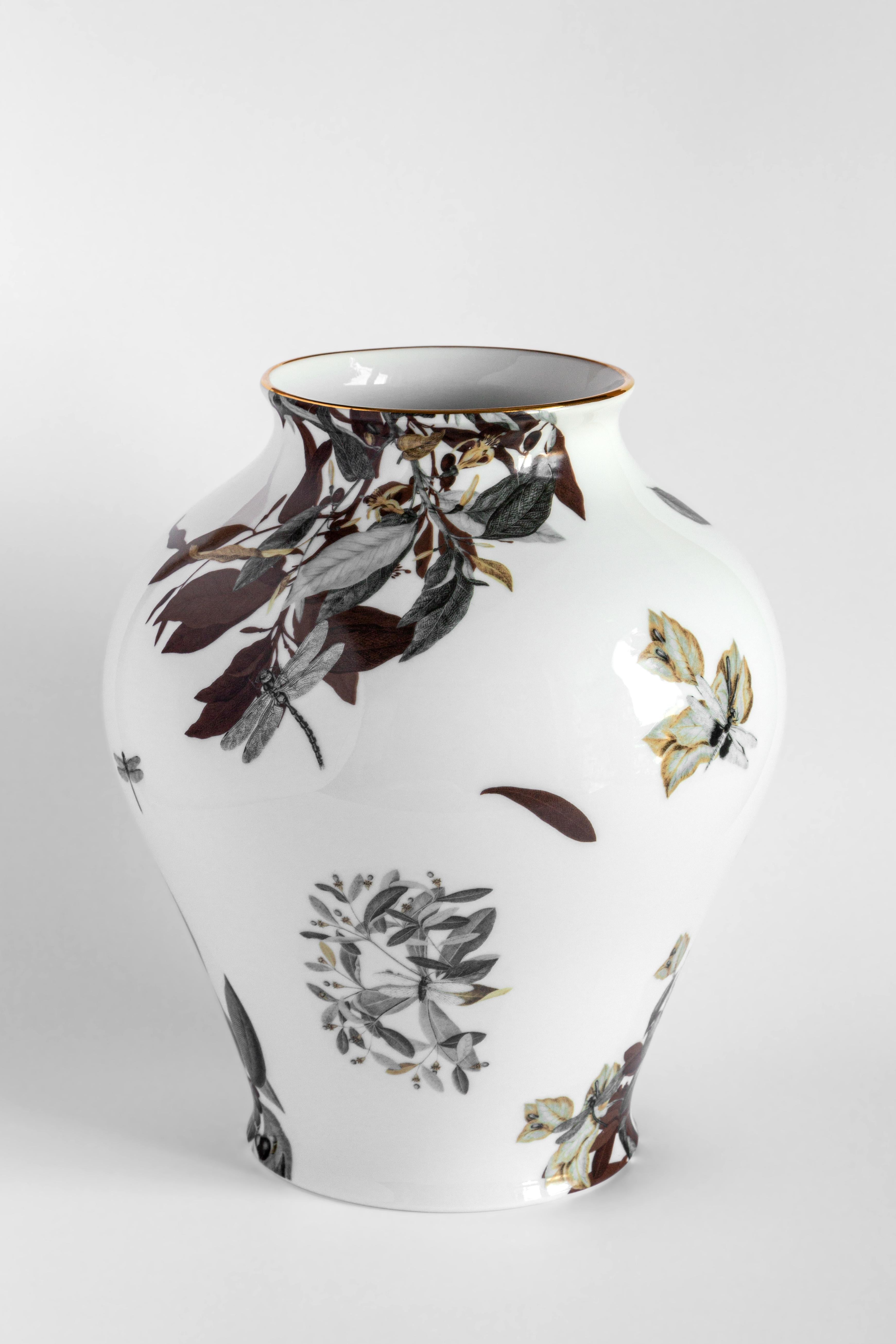 El diseño clásico de este jarrón de porcelana vuelve a la vida con decoraciones retro de sabor contemporáneo. La Piscina del Dragón Negro está inspirada en la libra china homónima que inspira este diseño en el que aparecen libélulas y