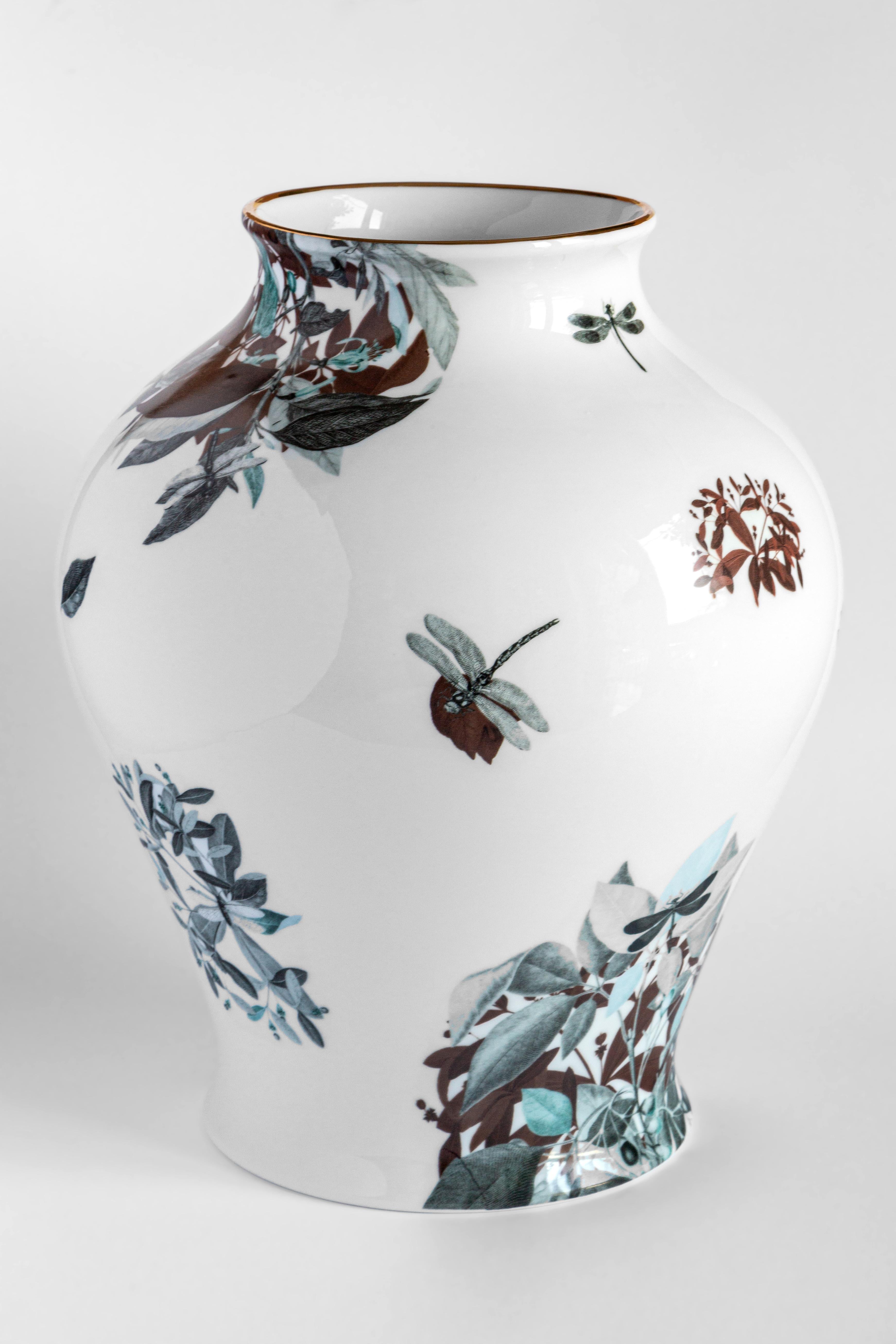 Il design classico di questo vaso in porcellana rivive con decorazioni retrò dal sapore contemporaneo. Black Dragon Pool è ispirato all'omonima libbra cinese che ispira questo disegno con libellule e foglie.
Misura: H. H. 32 cm.
