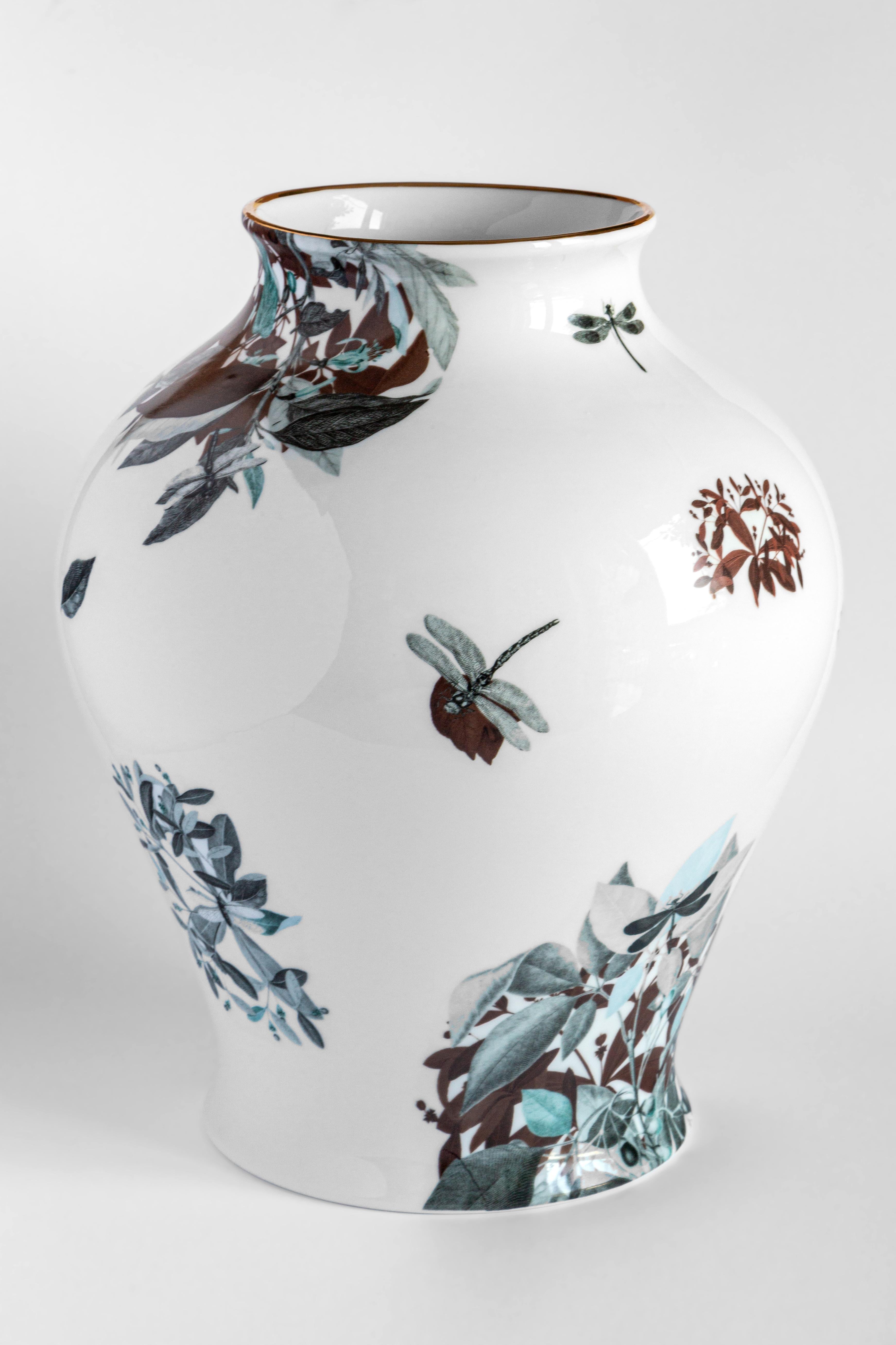 The Classic design of this porcelain vase comes back to life with retro decorations with a contemporary flavor. Black Dragon Pool is inspired by the homonymous Chinese pound inspires this design which features dragonflies and leaves.
Measure: H