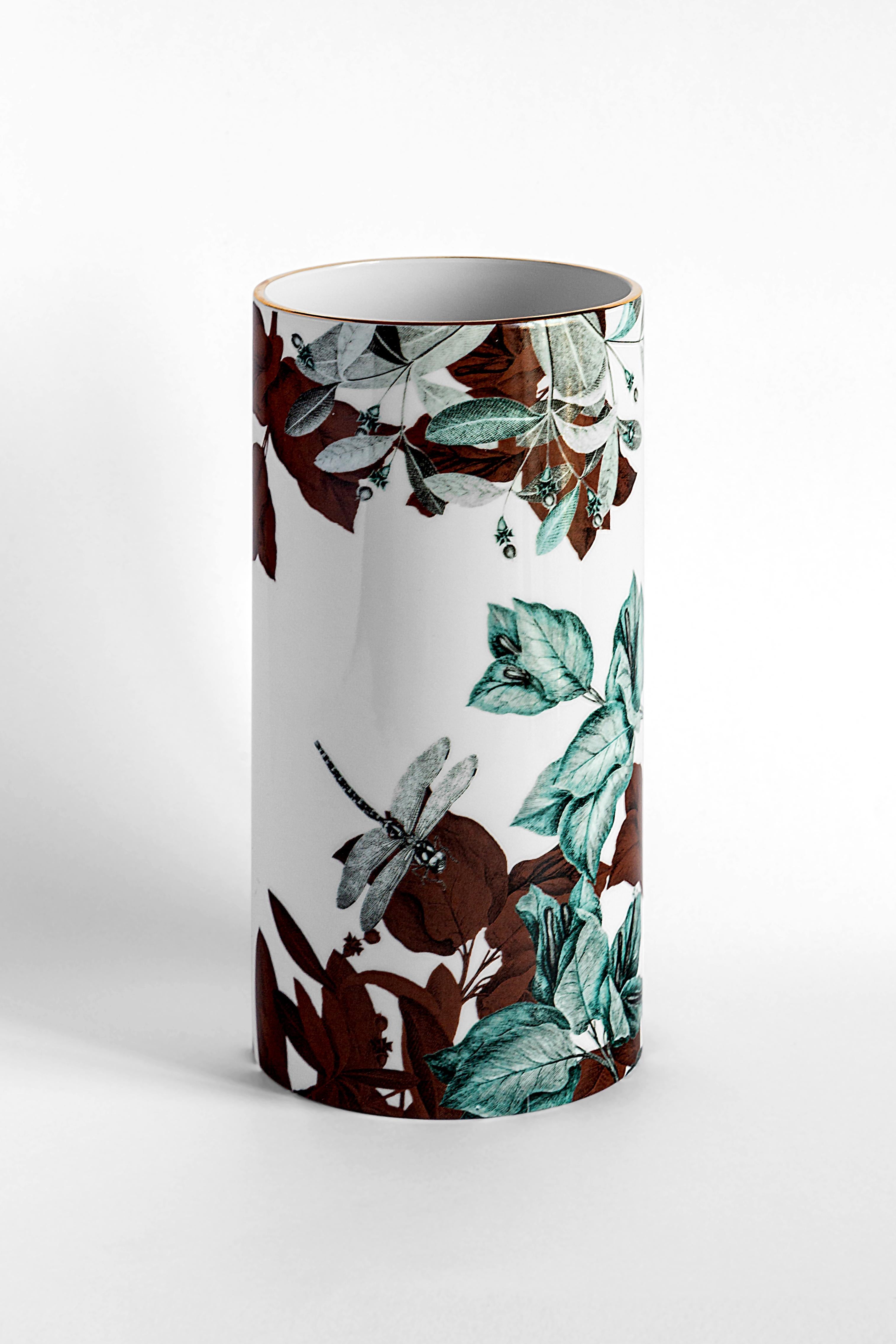 The cylindrical design of this porcelain vase is elevated and made unique by the application of a contemporary and unique decoration. Black dragon pool is inspired by the homonymous Chinese pond and features black and white drawned dragonflies