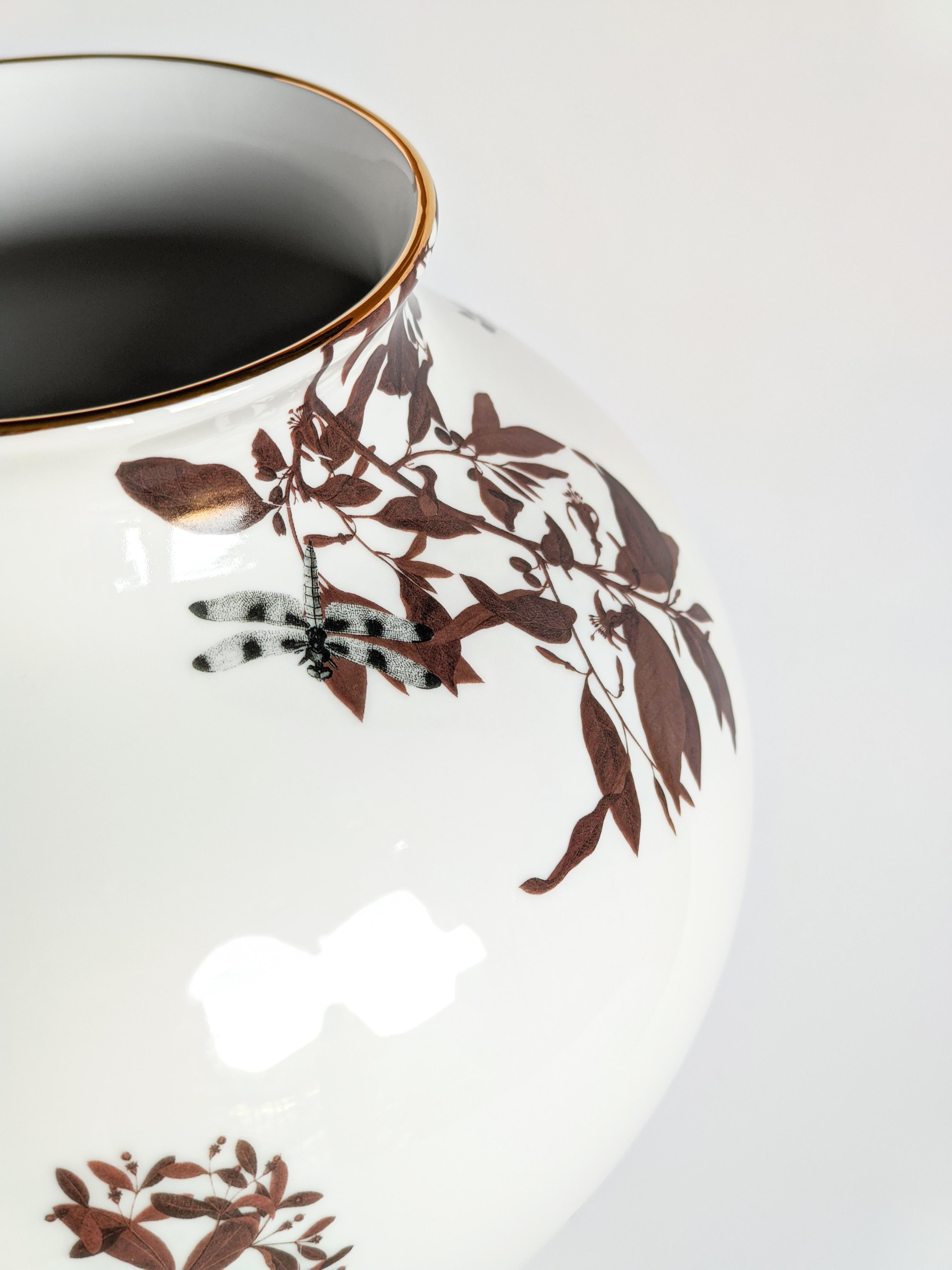 XXIe siècle et contemporain Vase en porcelaine contemporain Dragon Pool avec motif décoratif de Vito Nesta en vente