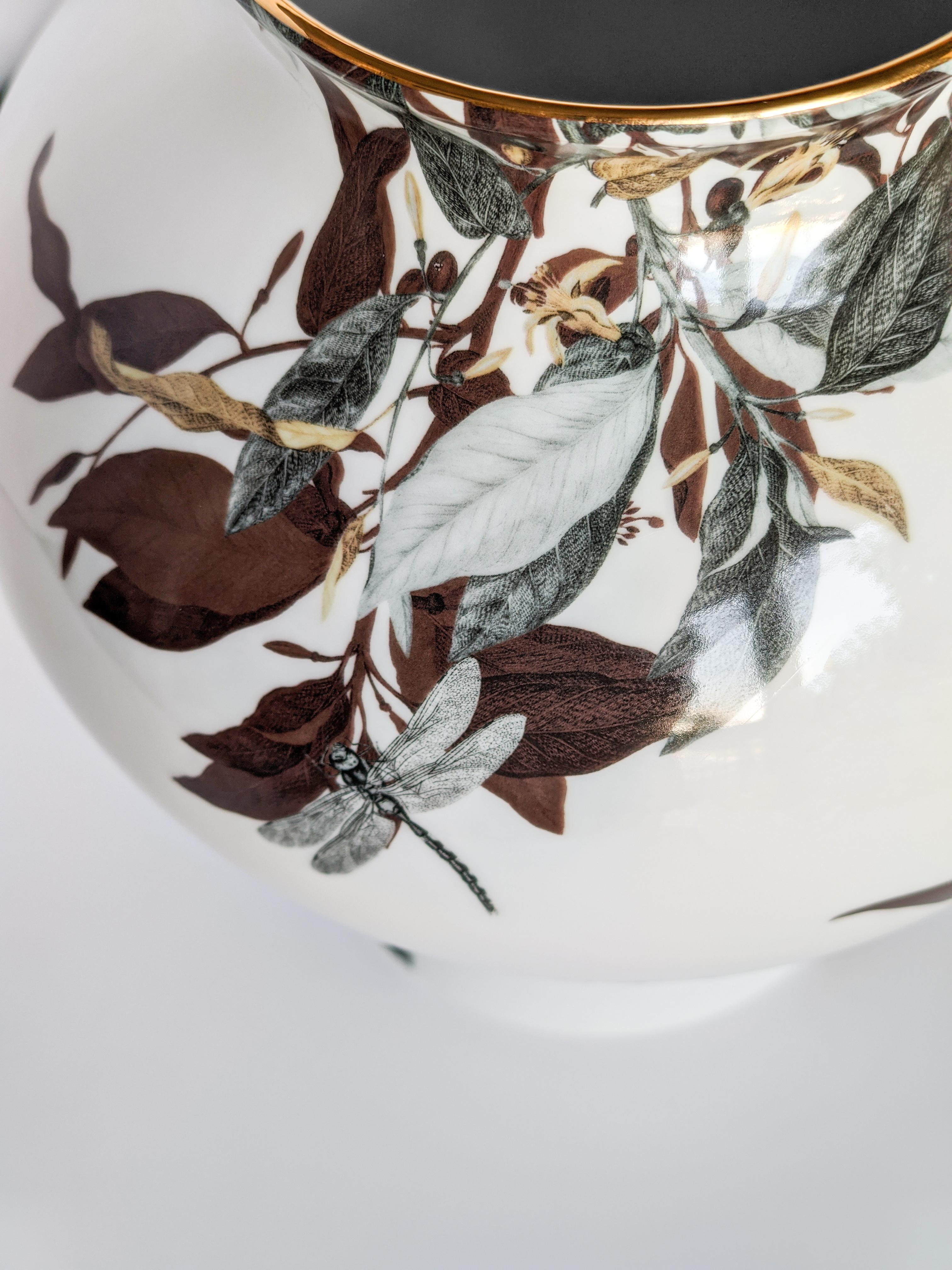 Porcelaine Vase en porcelaine contemporain Dragon Pool avec motif décoratif de Vito Nesta en vente