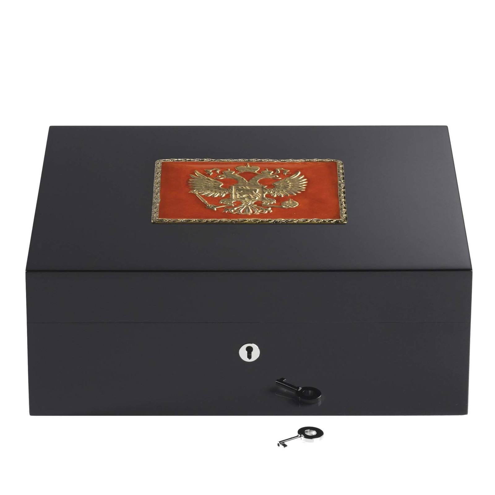 A splendid dragon in gold dances over a crimson red background in the decoration that graces the lid of this stunning humidor for 75 cigars. The internal space of the wooden box controls the humidity, while the exterior boasts a dark finish and lock