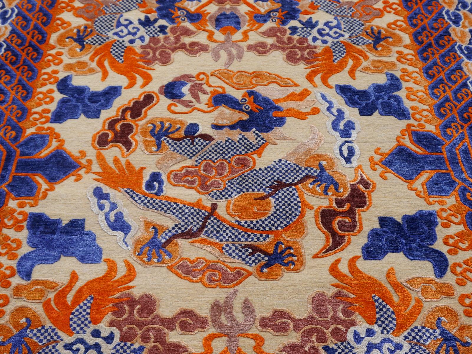 Tapis Kansu chinois ancien en laine et soie avec 5 dragons à griffes en vente 2