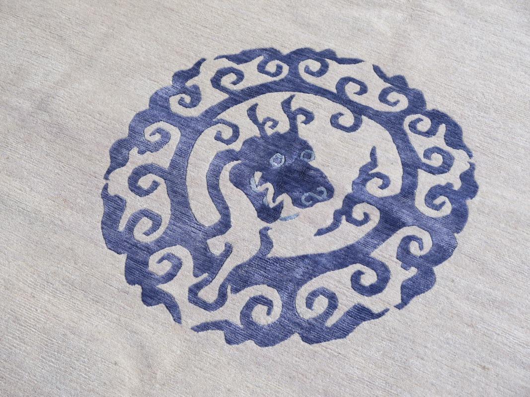 Dragon Teppich aus Wolle und Seide im chinesischen Stil in Blau und Beige, Djoharian-Design (Handgeknüpft) im Angebot