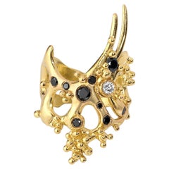 Bague sculpturale « Dragon » en or 18 carats, sertie de diamants noirs et blancs, par Aneta Zae