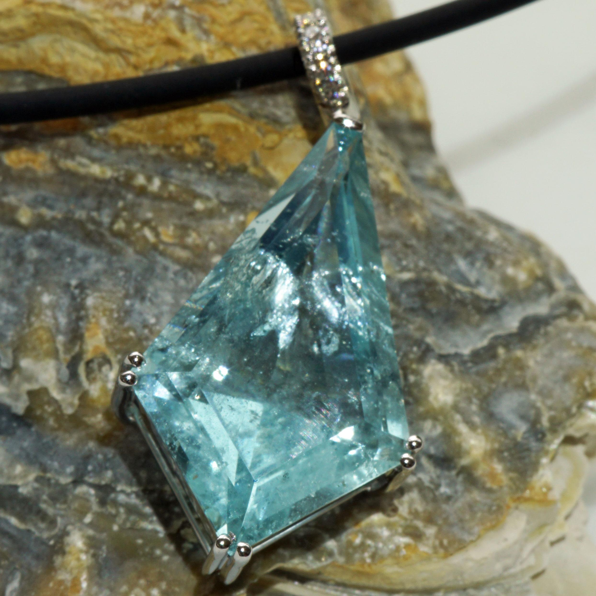 Dragon Shape Aquamarin Diamond Pendant Beautiful Dark Color 16 Carat 7