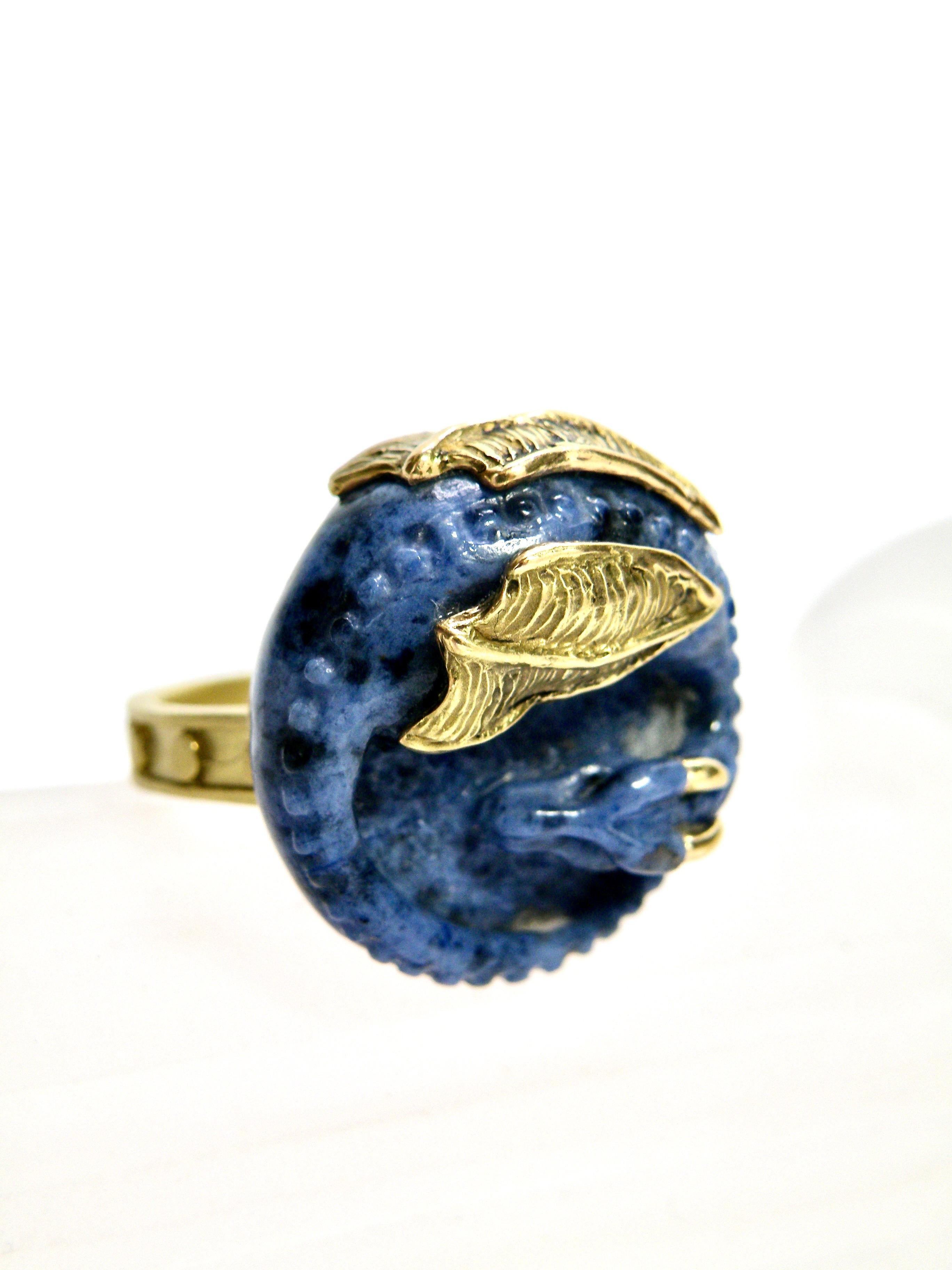 griffe et aile en or 18k  mystérieuse bague dragon en pierre bleue rare sculptée à la main par un maître sculpteur à idar oberstein cette ancienne bague de prière est de taille 8 et peut être réalisée dans différentes tailles la pierre mesure 28mm