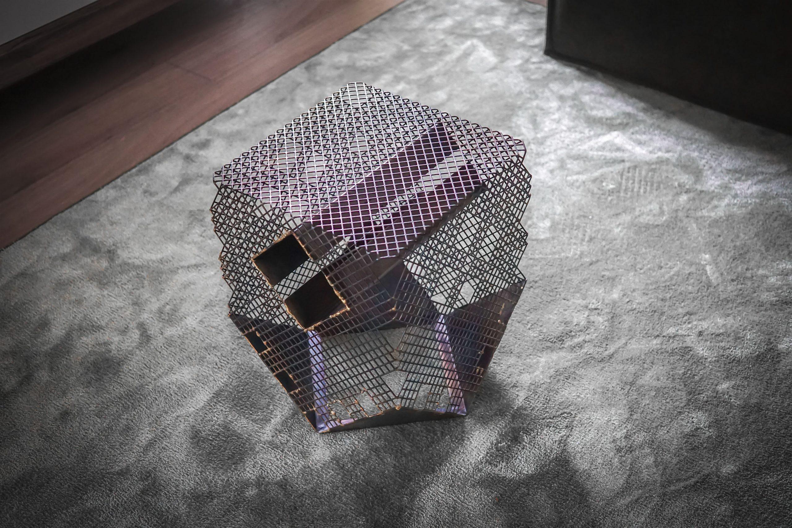 Dragon  Table d'appoint / tabouret sculptural en tôle perforée, conçu pour des assises collectives qui remettent en question la distanciation sociale et encouragent l'exploration de la perception visuelle du métal, à travers la profondeur et les