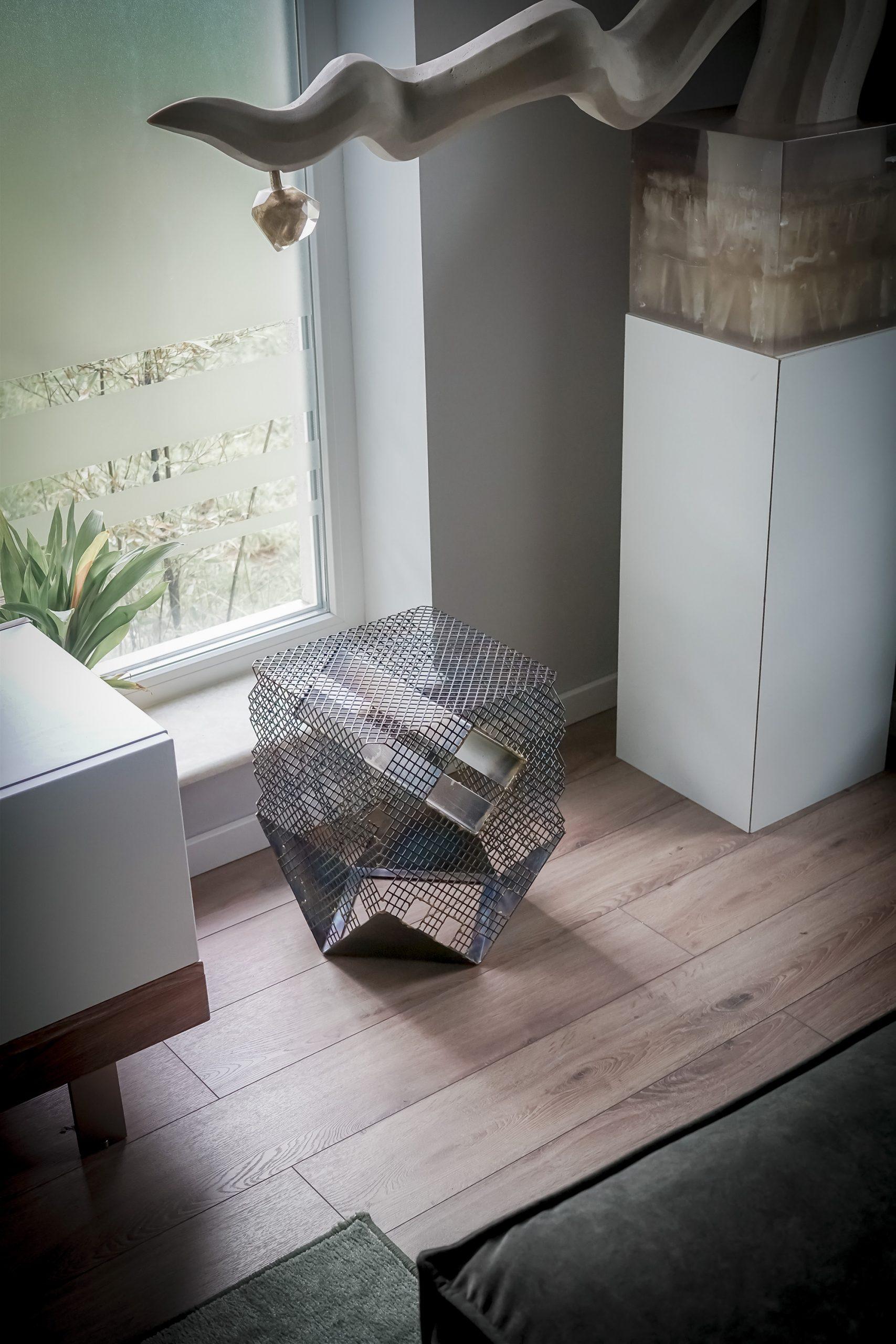 Table d'appoint Anadora Lupo en acier inoxydable faite à la main Neuf - En vente à Timisoara, RO