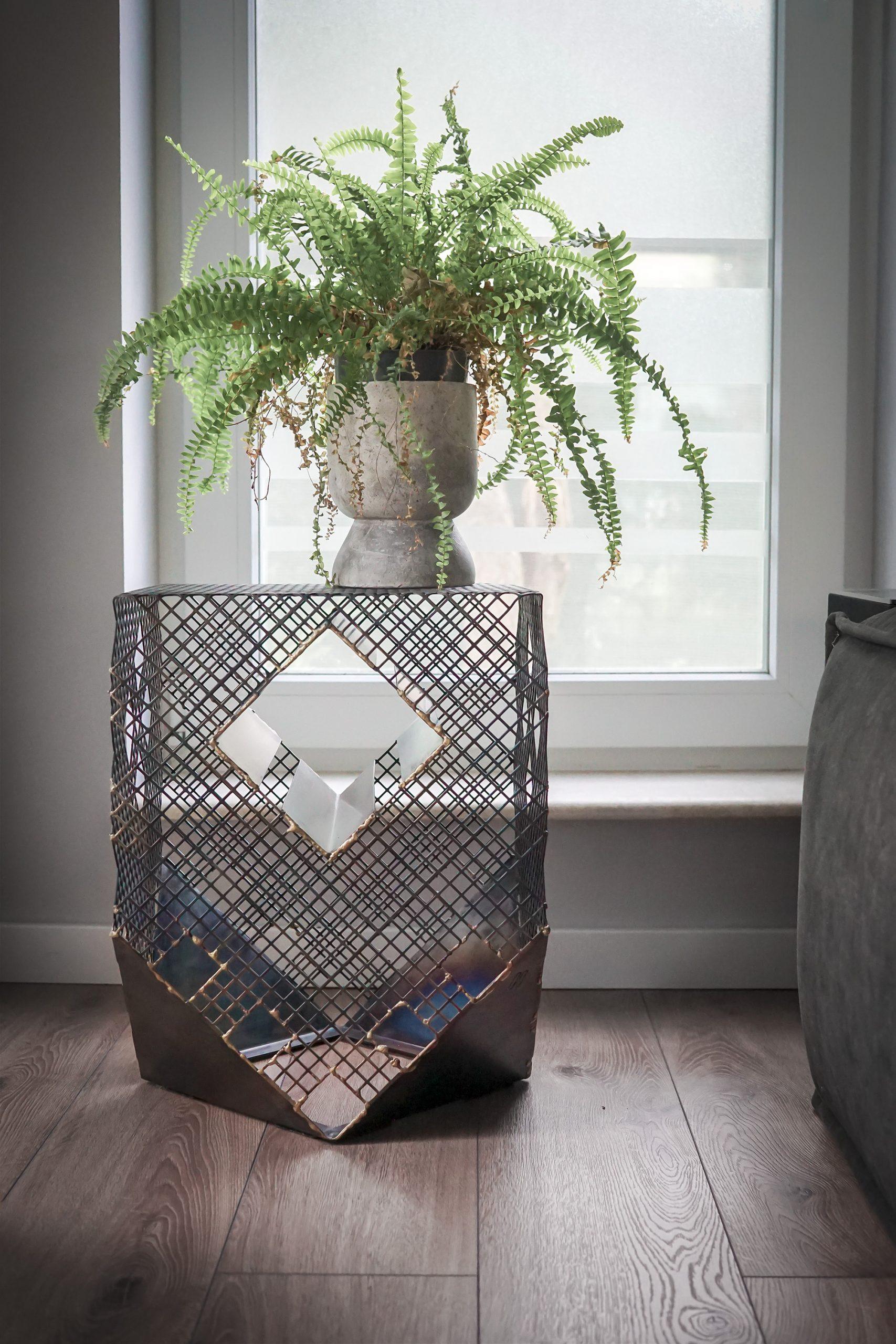 XXIe siècle et contemporain Table d'appoint Anadora Lupo en acier inoxydable faite à la main en vente