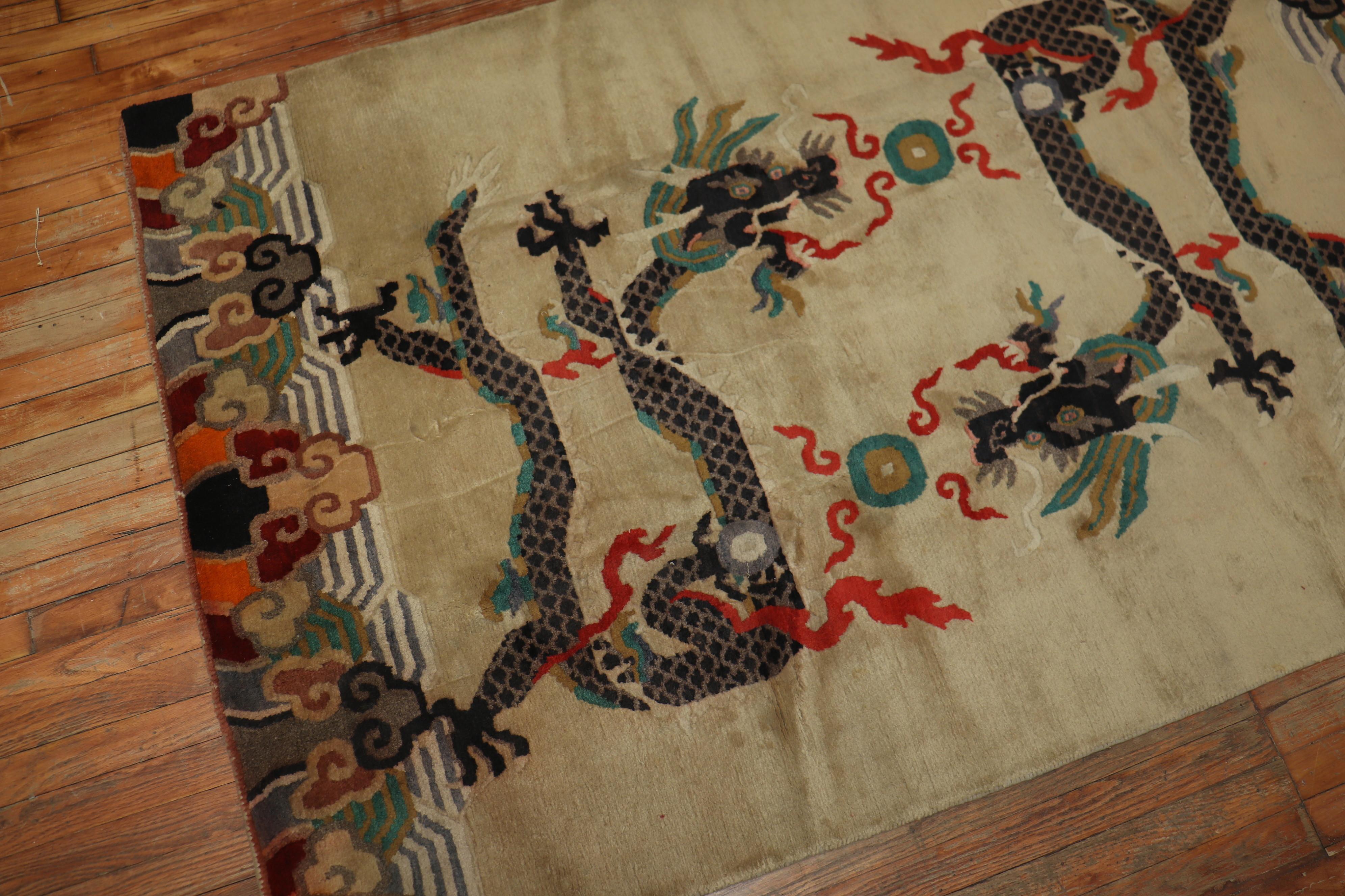 Ein tibetischer Teppich aus dem 3. Quartal des 20. Jahrhunderts mit einem Drachenmotiv auf einem beigen Feld

Größe: 4'4'' x 6'10''.

 