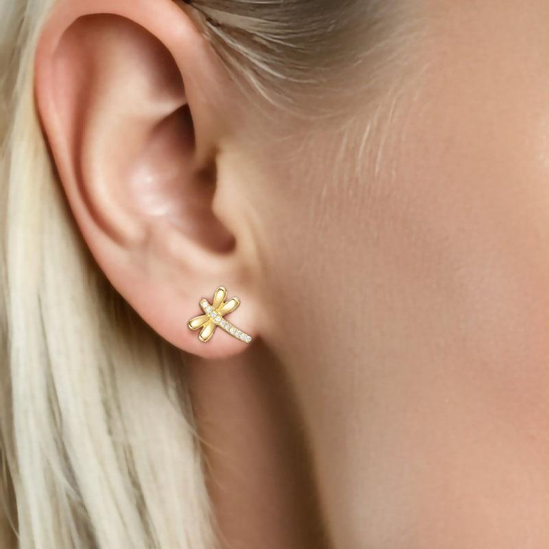 Stravaganti ed eleganti, questi orecchini a perno con diamante in oro 14K Dragonfly donano un tocco di bellezza ispirata alla natura alla tua collezione di gioielli. Ogni borchia presenta un delicato disegno di libellula con scintillanti accenti di