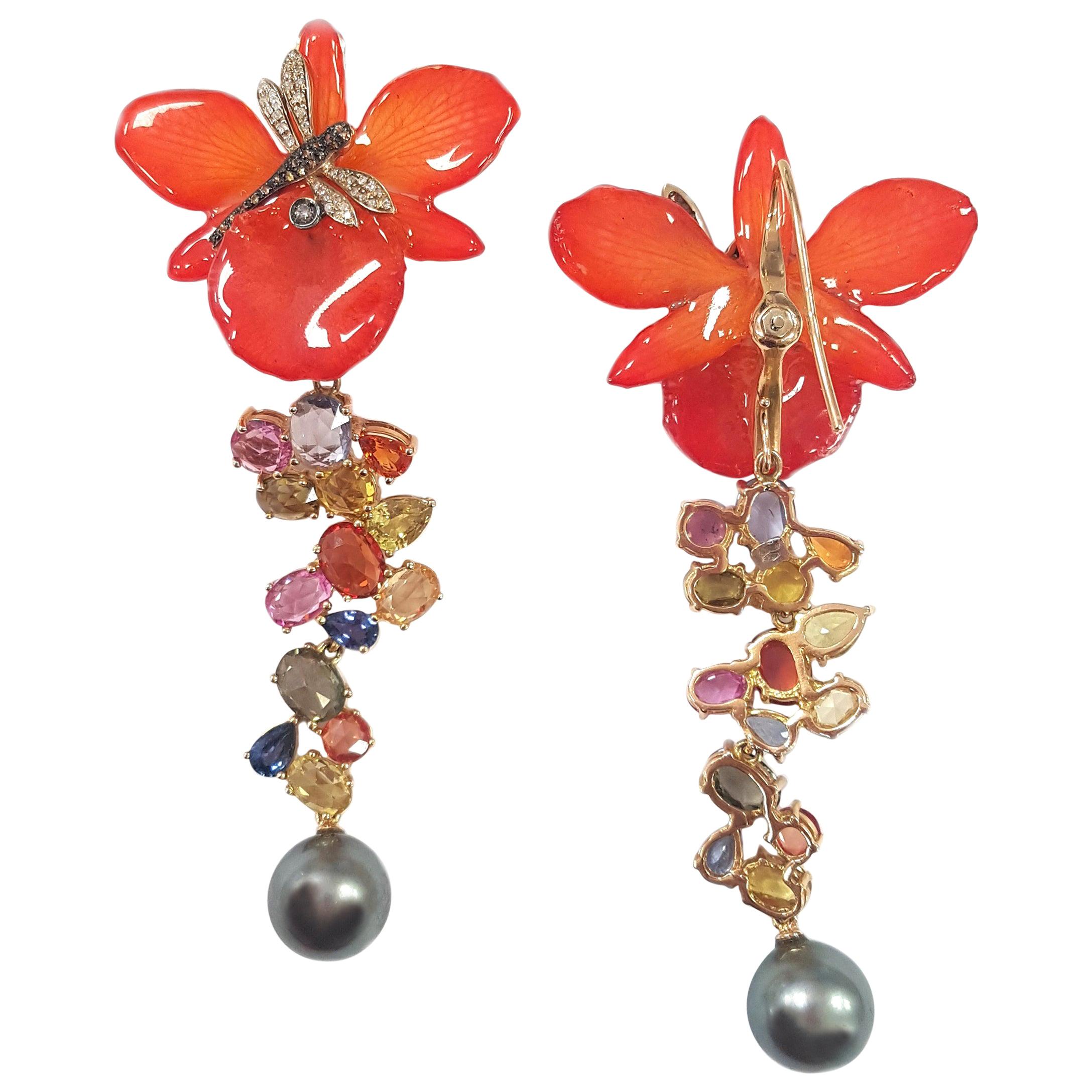 Mehrere Paar Ohrringe in einem! Diese wandelbaren Ohrringe mit Libelle und echter Orchidee aus Perlen, Saphiren, Diamanten und 18-karätigem Gelbgold wurden meisterhaft von Hand gefertigt. Sie lassen sich auch leicht in ein zweites Paar verwandeln,
