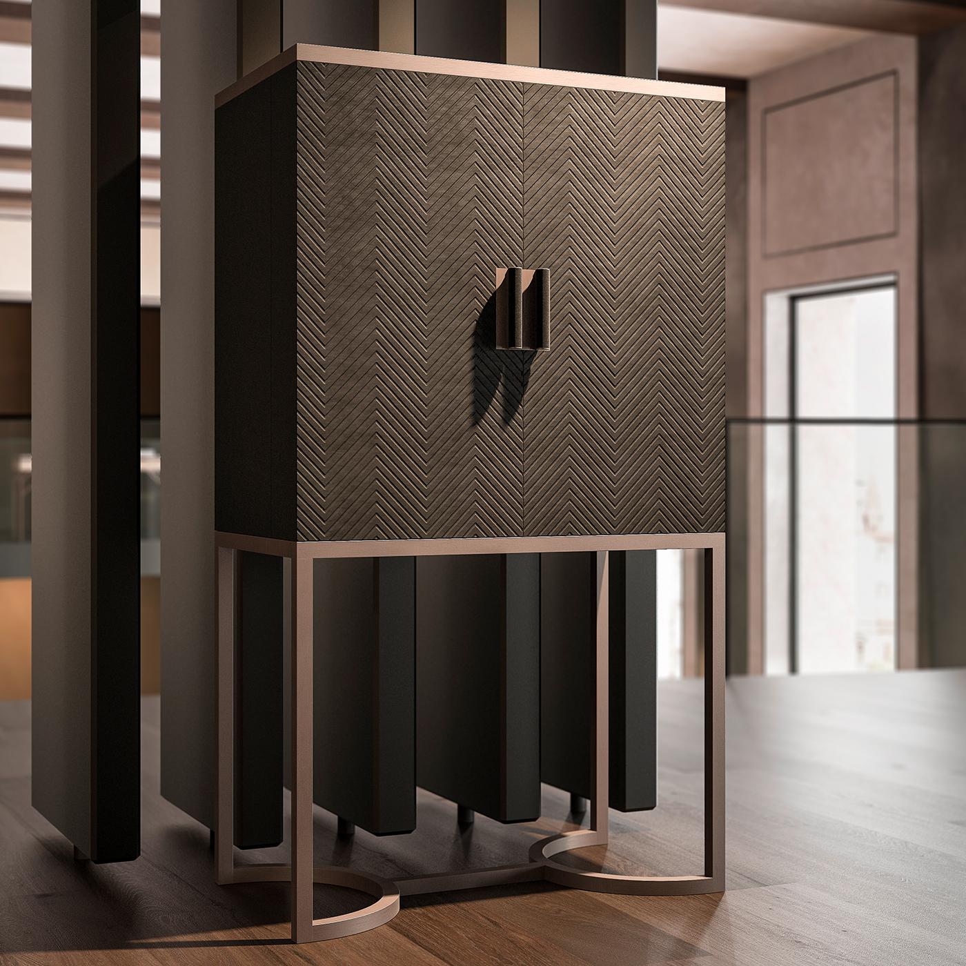 Le meuble de bar Dragonfly est élégant et stylé dans son design et présente des portes uniques laquées en velours avec un design gravé. Parfaite pour ranger vos boissons préférées et votre verrerie exclusive, l'armoire repose sur une base métallique