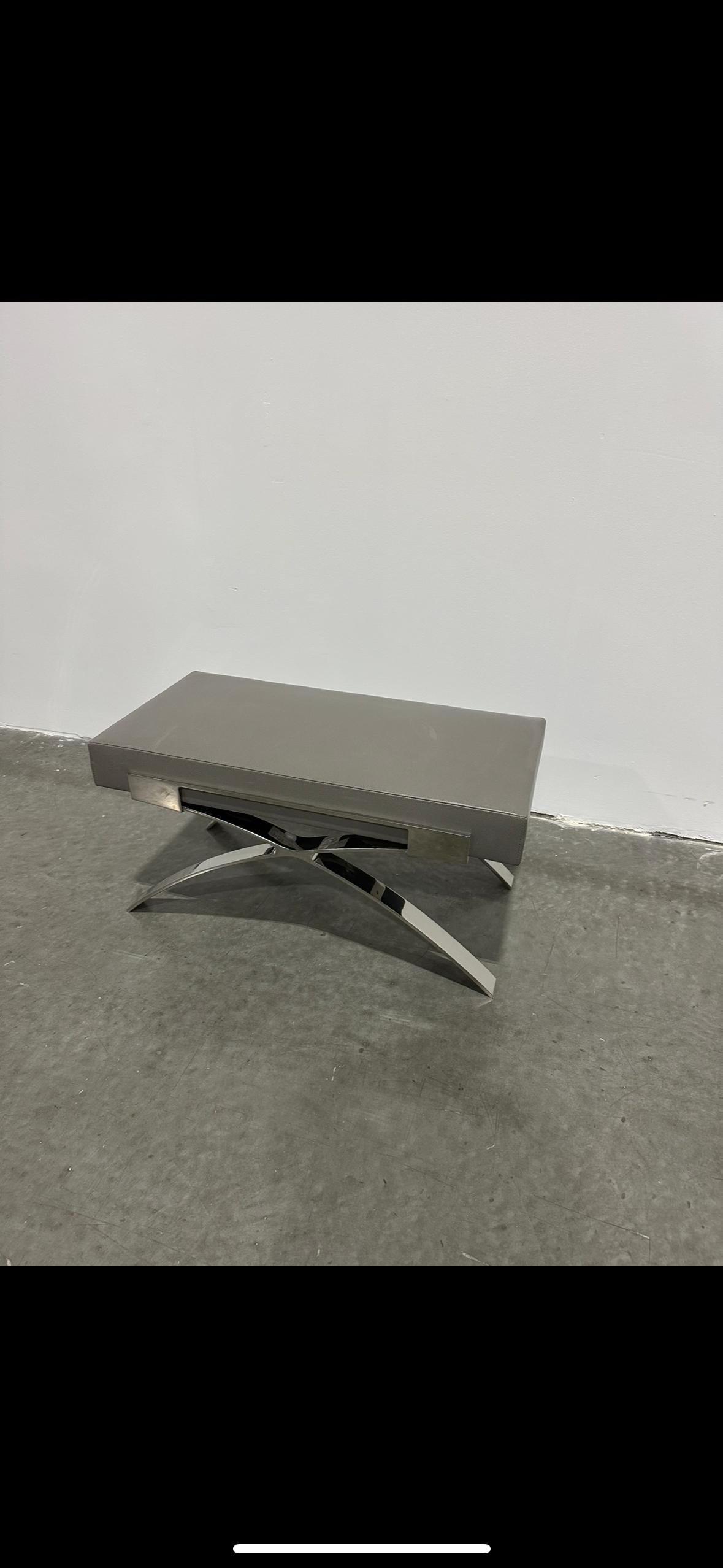 Versatile bench that can be used in various settings. 