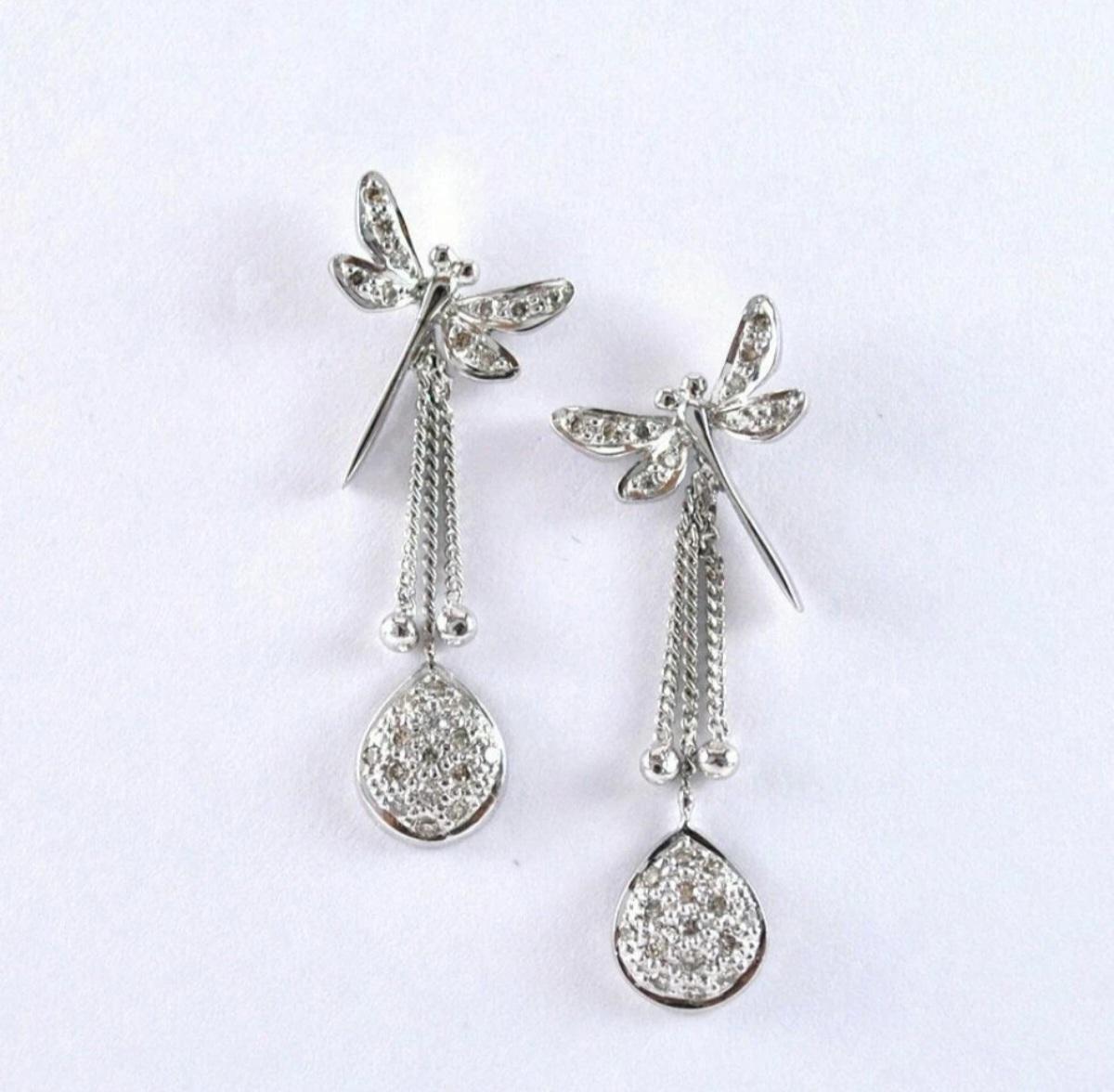 Dragonfly Dangle Earring 925 Silver Natural Diamond Spring Insect Earring Gift.

Poids total en carats
0.33 - 0.49
Style
Goutte d'eau/angle
Métal de base
Argent sterling, 925 pièces pour 1000
Fixation
Papillon
Pureté du métal
925 pièces pour