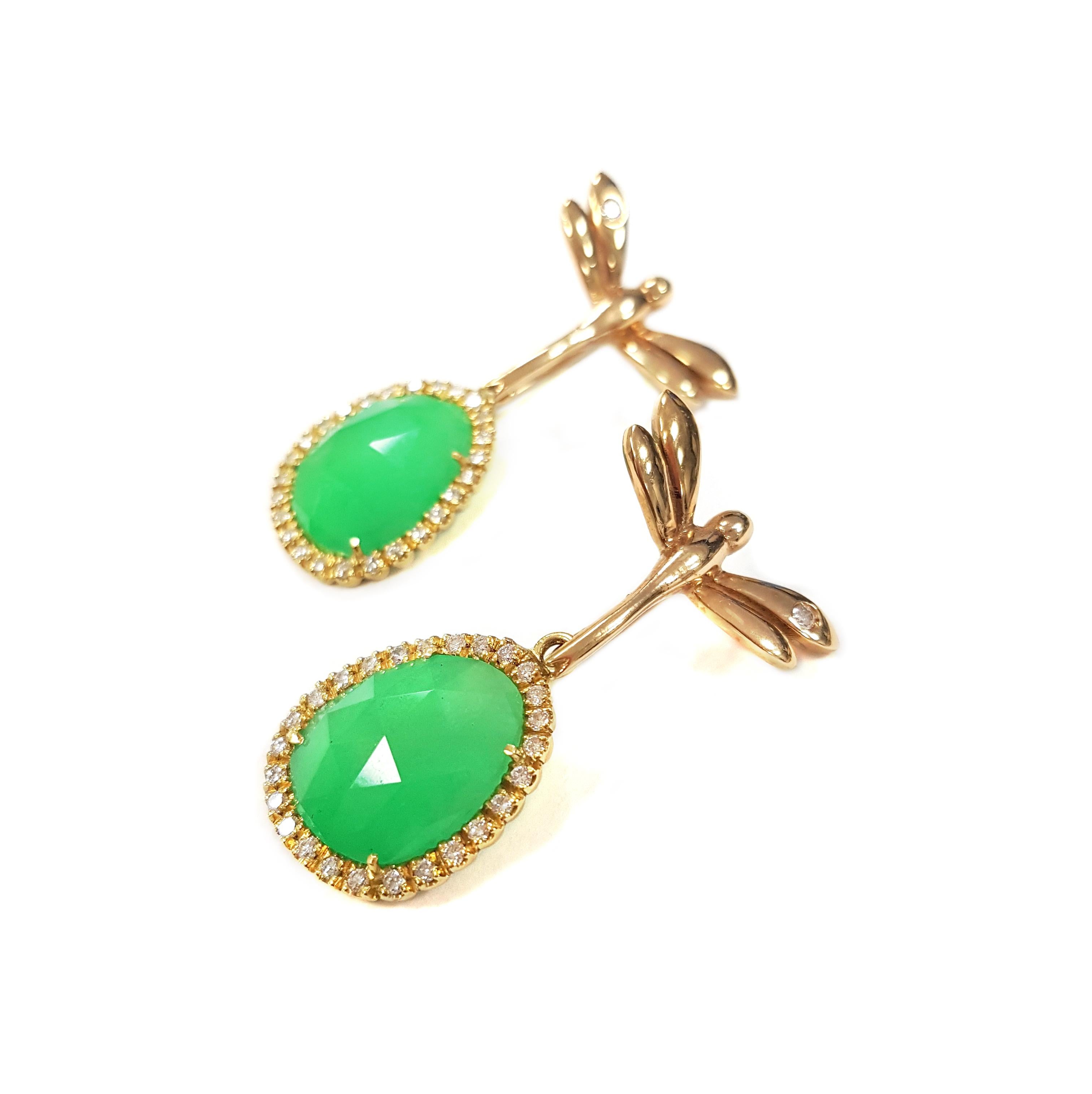 Contemporain Boucles d'oreilles contemporaines en or 18 carats convertibles en jade brillant avec libellule en vente