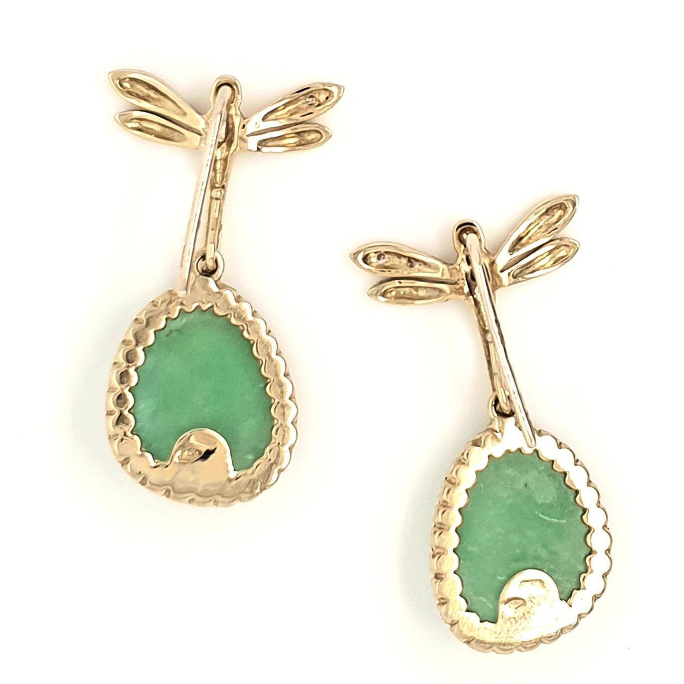 Taille ronde Boucles d'oreilles contemporaines en or 18 carats convertibles en jade brillant avec libellule en vente