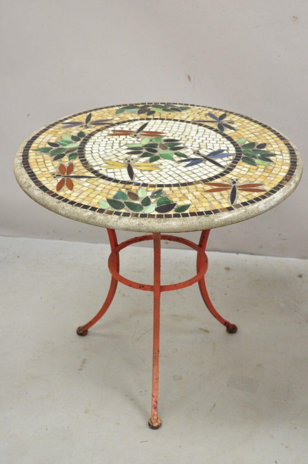 Moderne Tables d'appoint de patio à plateau en pierre et base en fer Dragonfly Mosaic Tile Round, Pair en vente