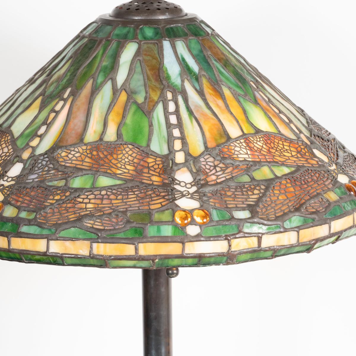 Tischlampe mit Schmetterlingsmotiv im Stil von Lalique im Angebot 3
