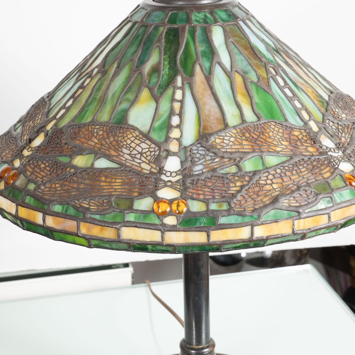 Américain Lampe de table à motif libellule dans le style Lalique en vente