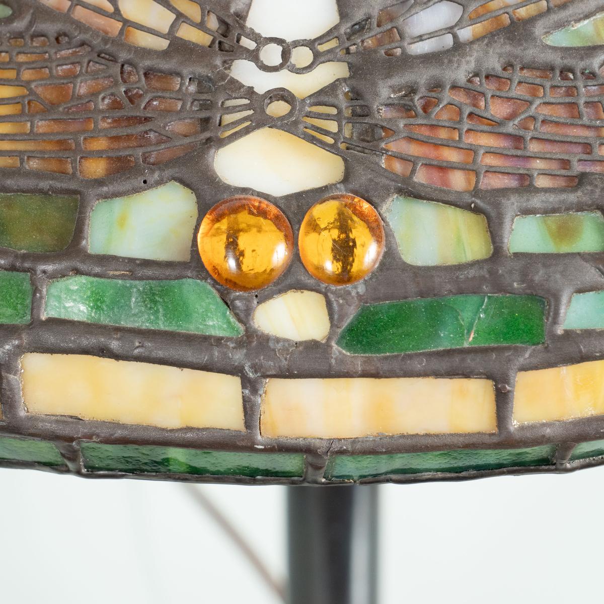 Tischlampe mit Schmetterlingsmotiv im Stil von Lalique im Angebot 1