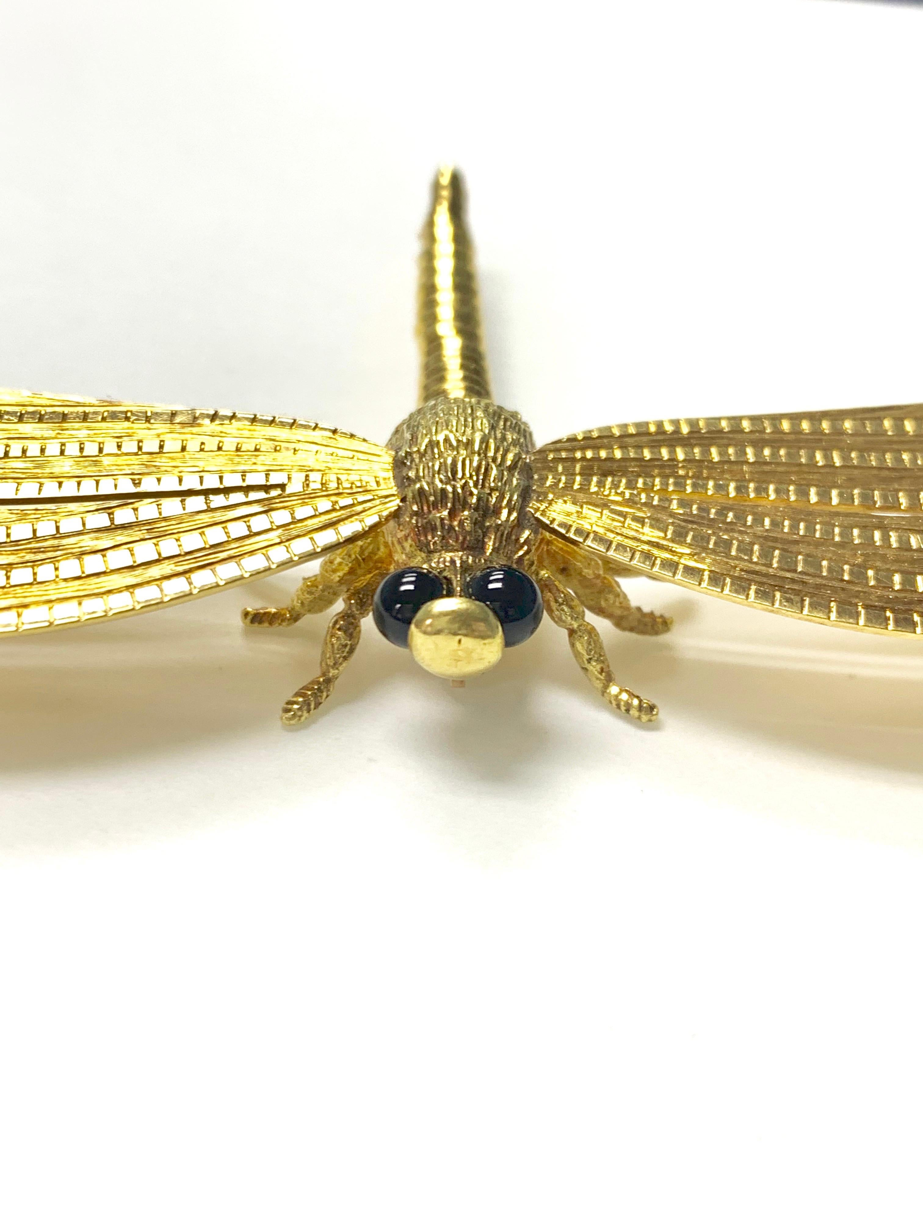 Round Cut Dragonfly Onyx and 18 Karat Yellow Gold Pin For Sale