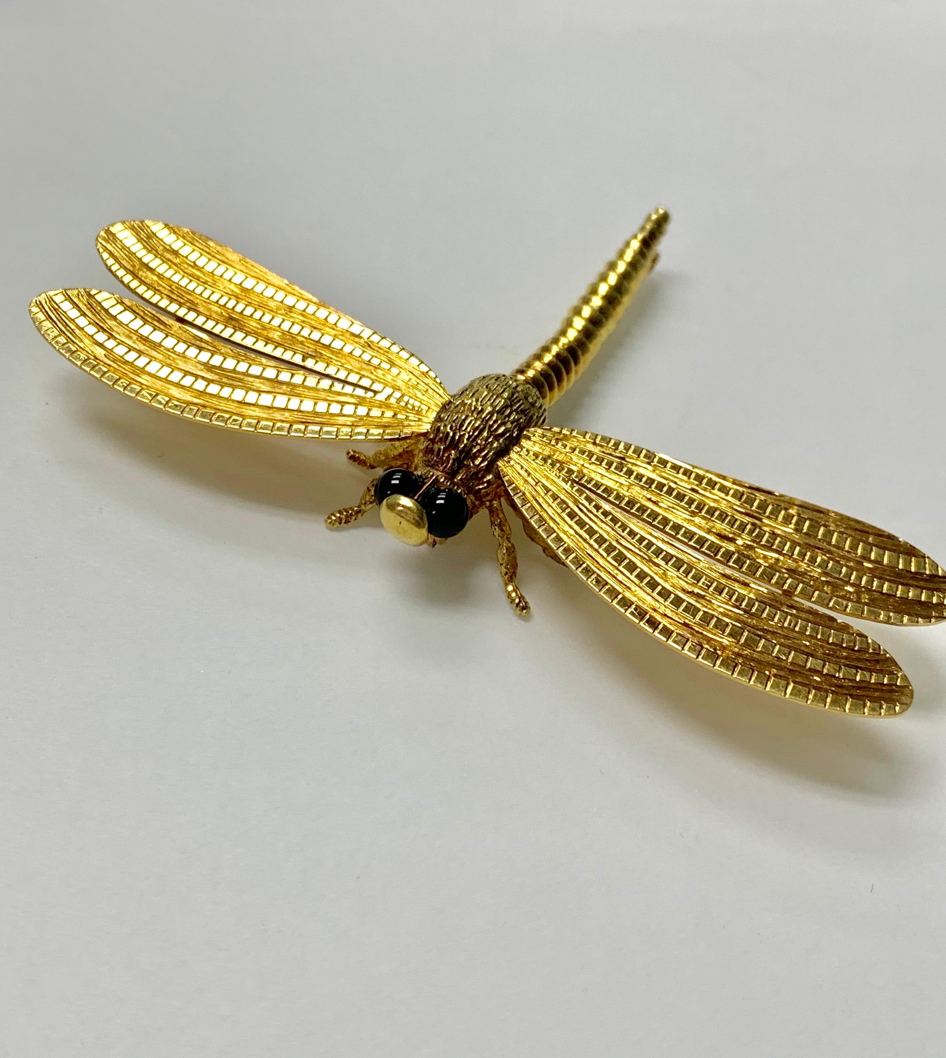 Dragonfly Onyx and 18 Karat Yellow Gold Pin In Excellent Condition For Sale In New York, NY