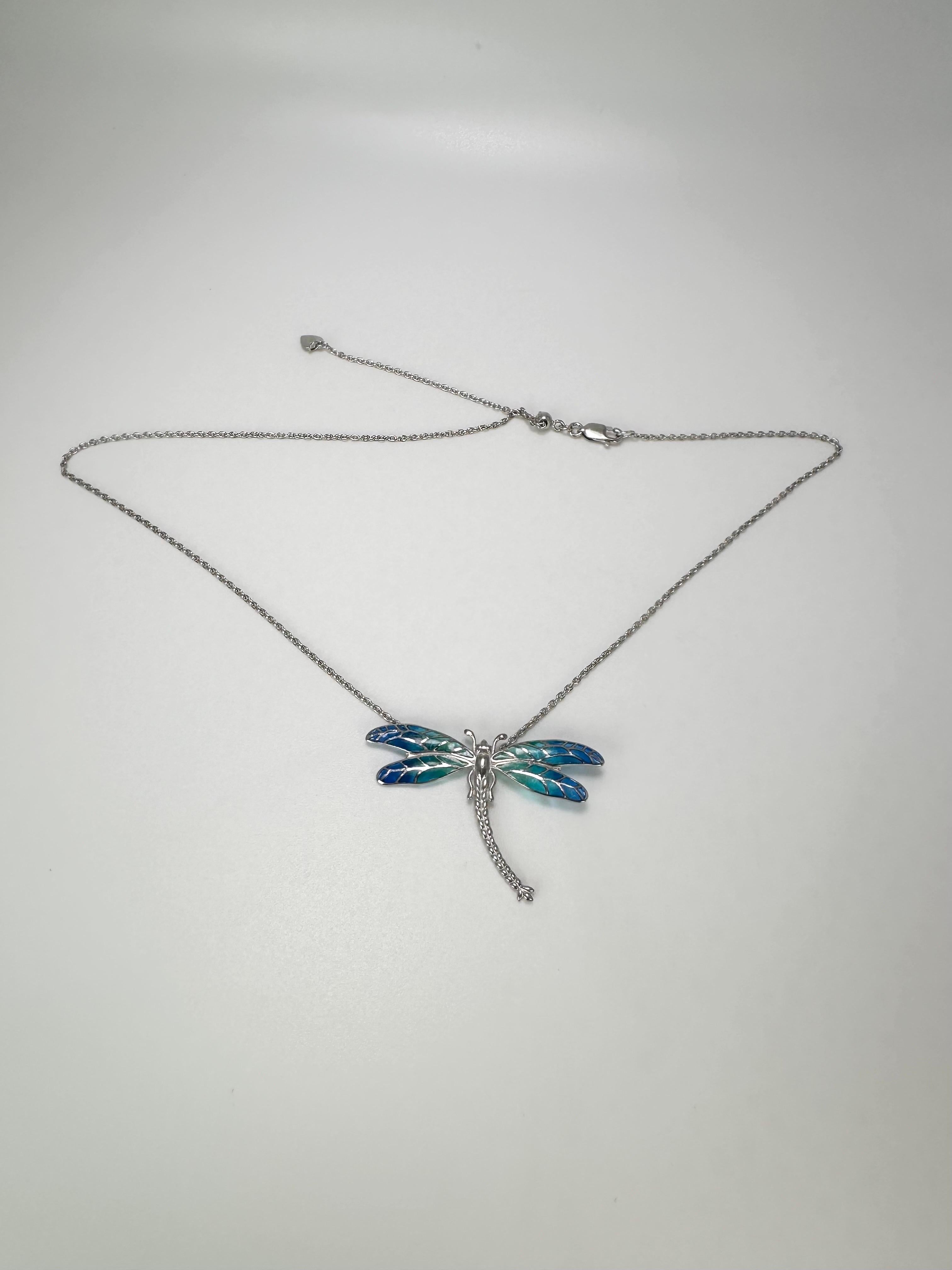 Smalto in vetro con una presentazione e un design unici, utilizzando una serie di colori che non sbiadiscono. 
METALLO: argento 925
Grammi: 5.70
Articolo: 64000003o
Catena inclusa

QUELLO CHE TROVI PRESSO LA GIOIELLERIA STAMPAR:
Stampar Jewelers,