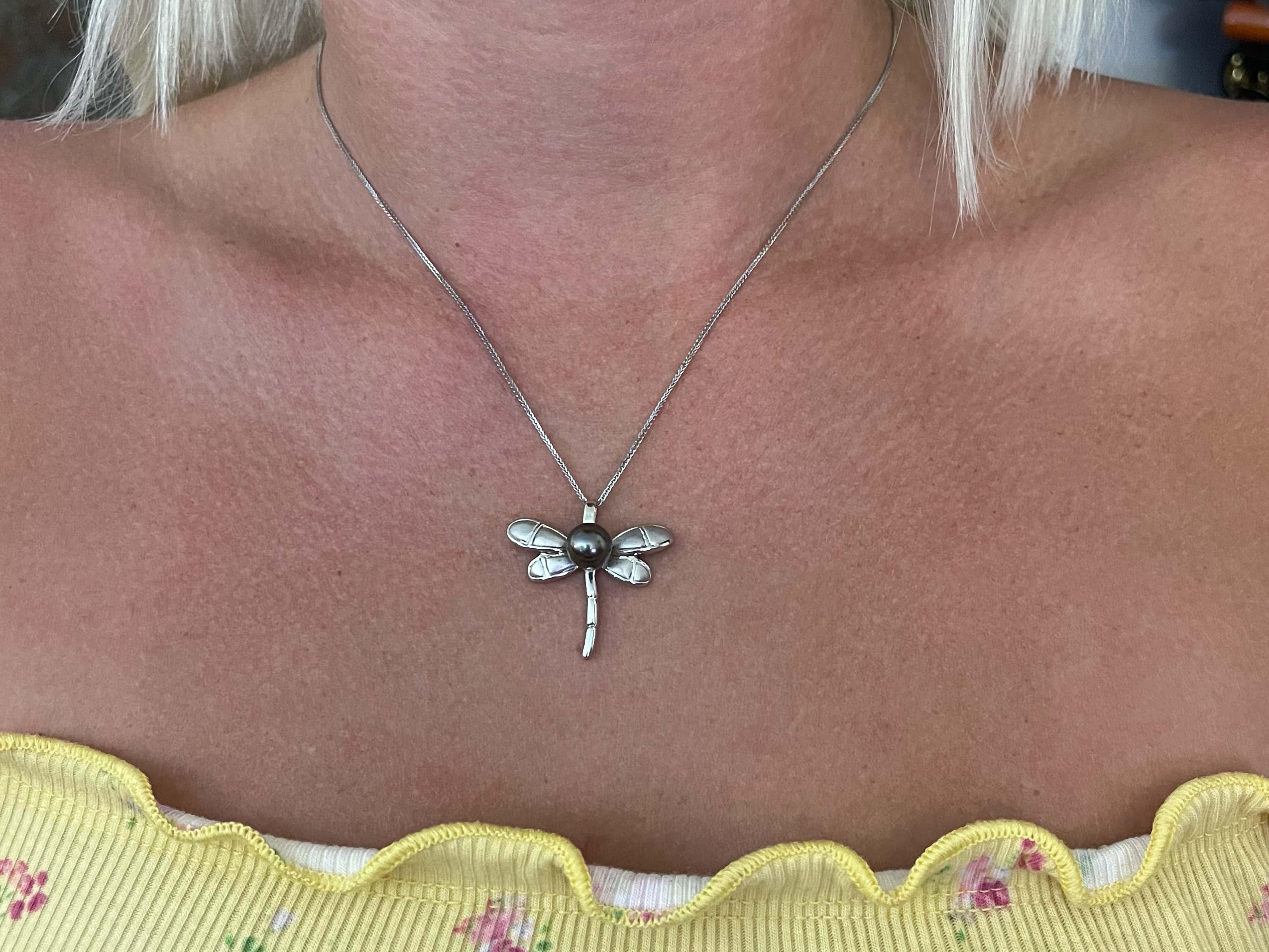 This pendant features a dragonfly with a Tahitian connecting the wings. The pearl measures 8 mm in diameter and the pendant drops 1