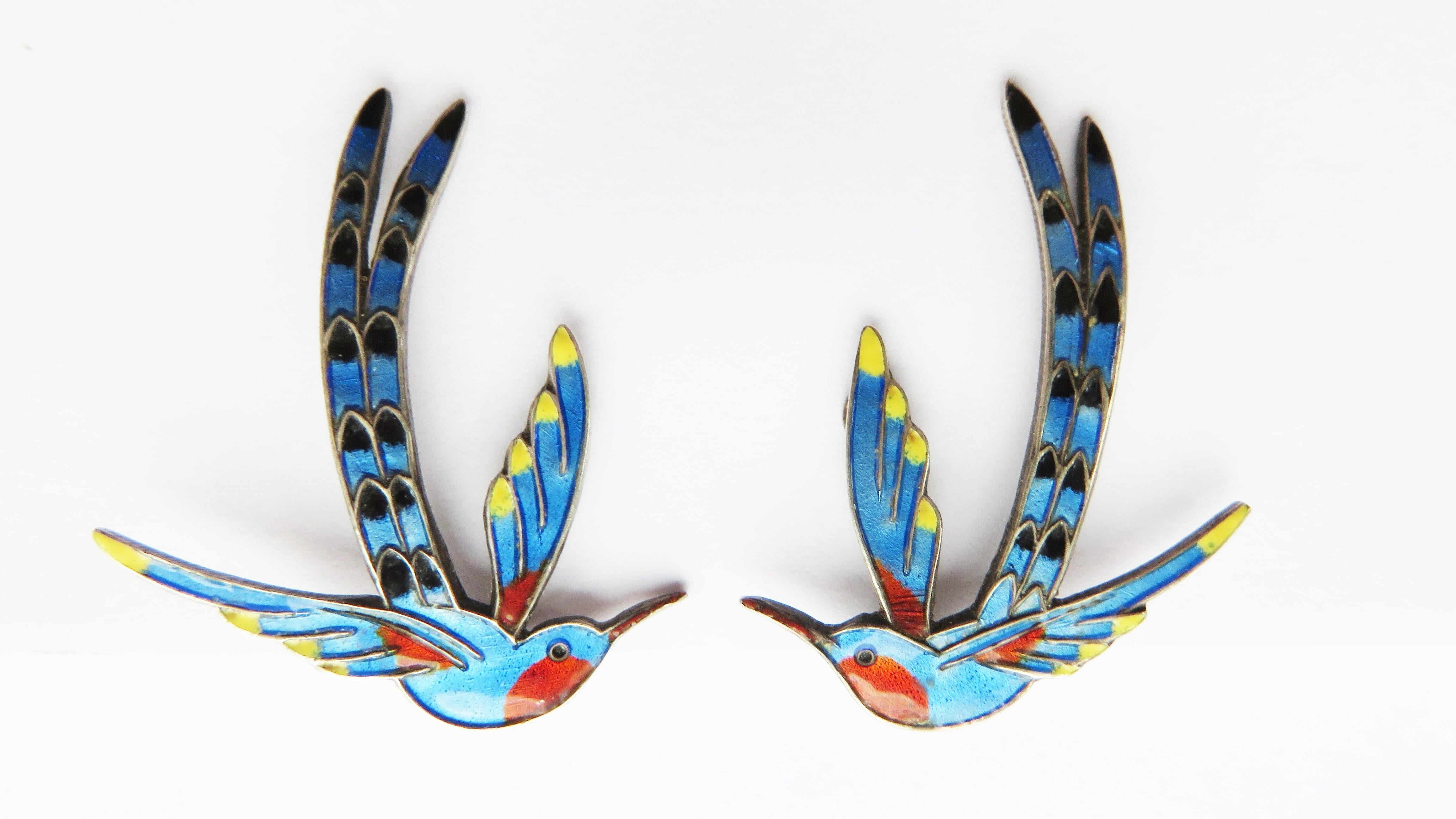 Magnifiques boucles d'oreilles colibri en émail coloré et en argent sterling de la marque A D Dragsted du Danemark. 

1 3/8 X 1