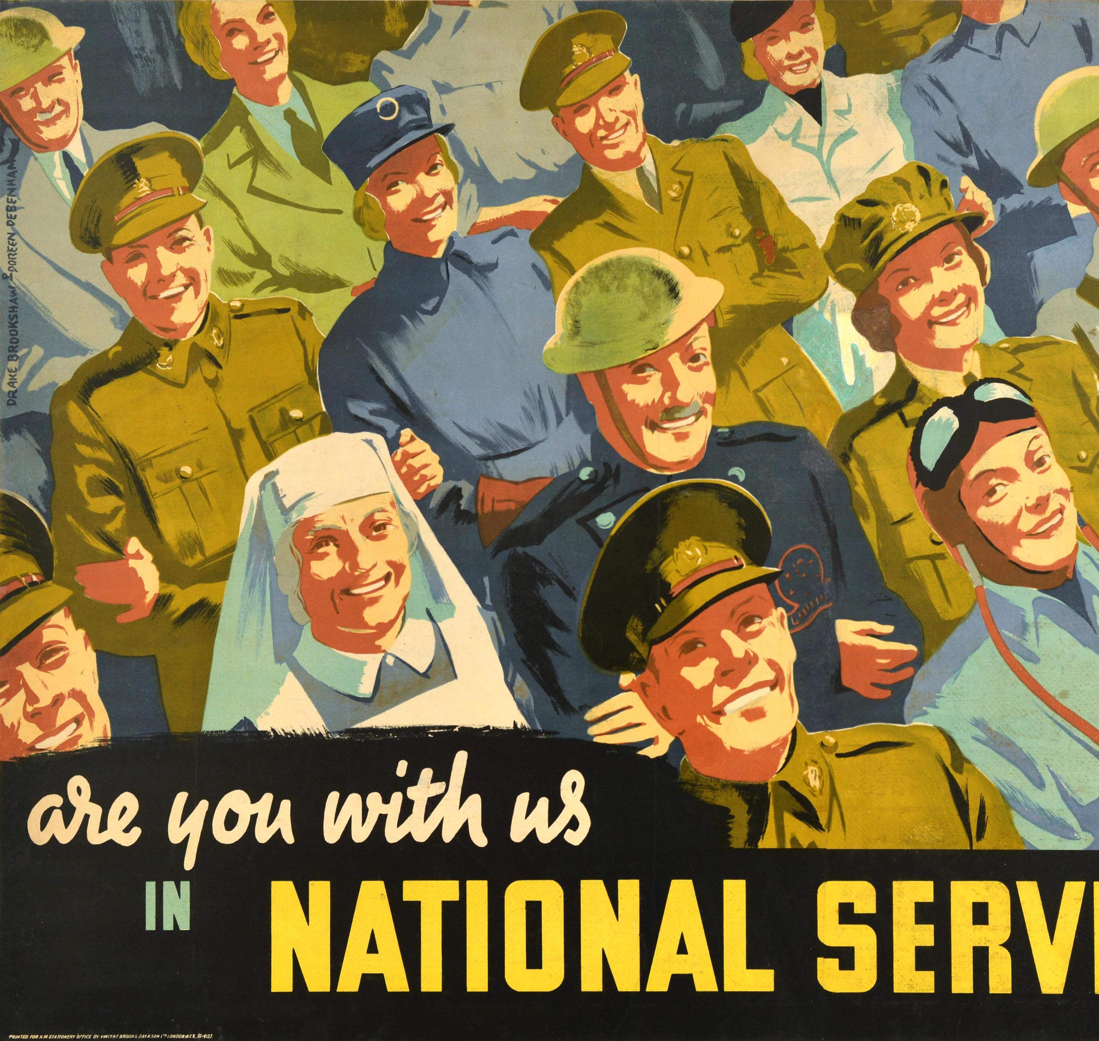 Originales britisches Propagandaplakat - Bist du mit uns im Nationaldienst? Buntes Bild, das lächelnde Männer und Frauen in Uniform zeigt, die mit verschränkten Armen zum Betrachter aufblicken, darunter Offiziere, Soldaten, Piloten, Matrosen,