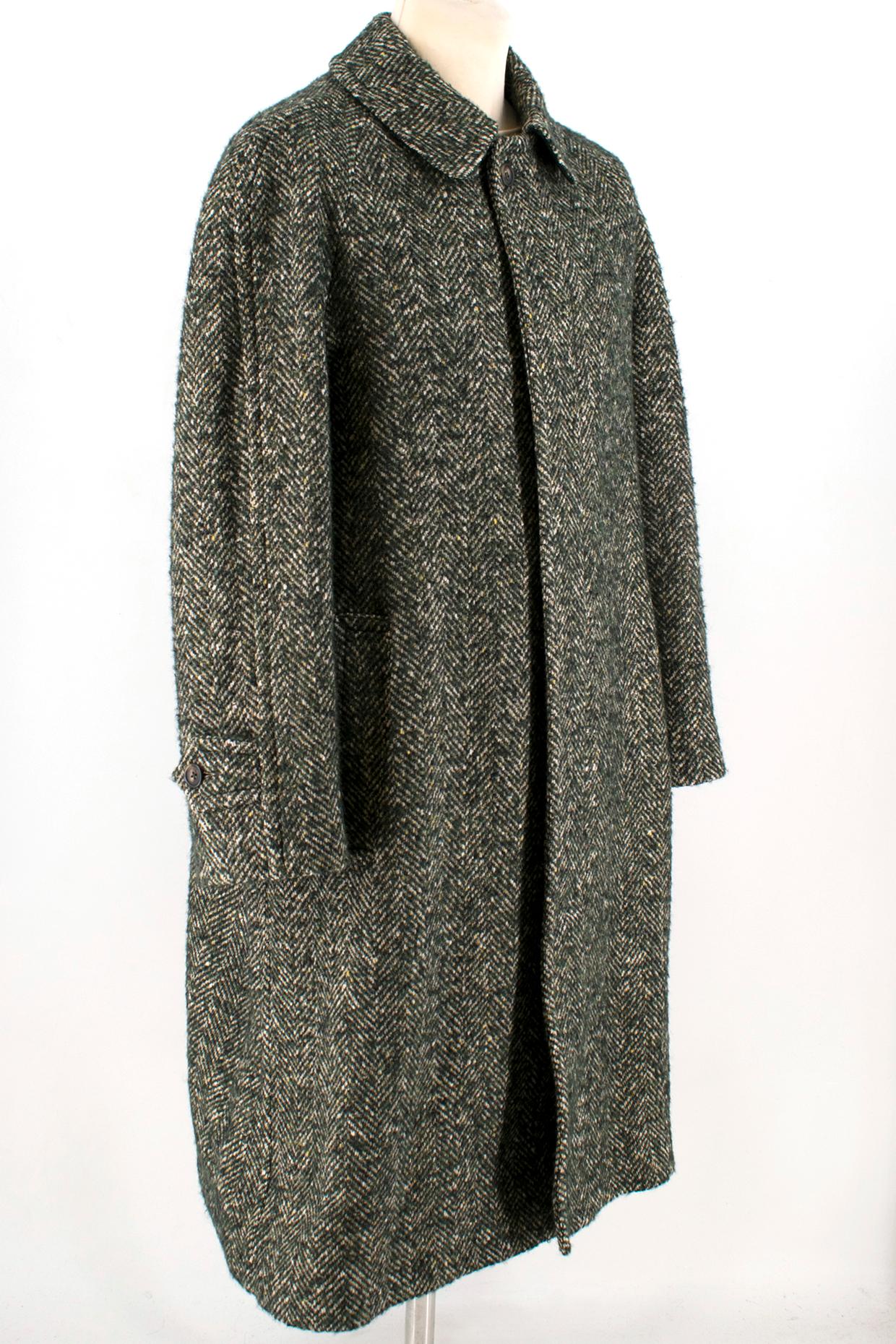 Drakes' Men's Tweed Wool Coat

- Well woven green wool long coat with wide collar
- Hidden two breasted buttons 
- Smooth brown buttoned cuffs
- Warm sided pockets

Please note, these items are pre-owned and may show some signs of storage, even when
