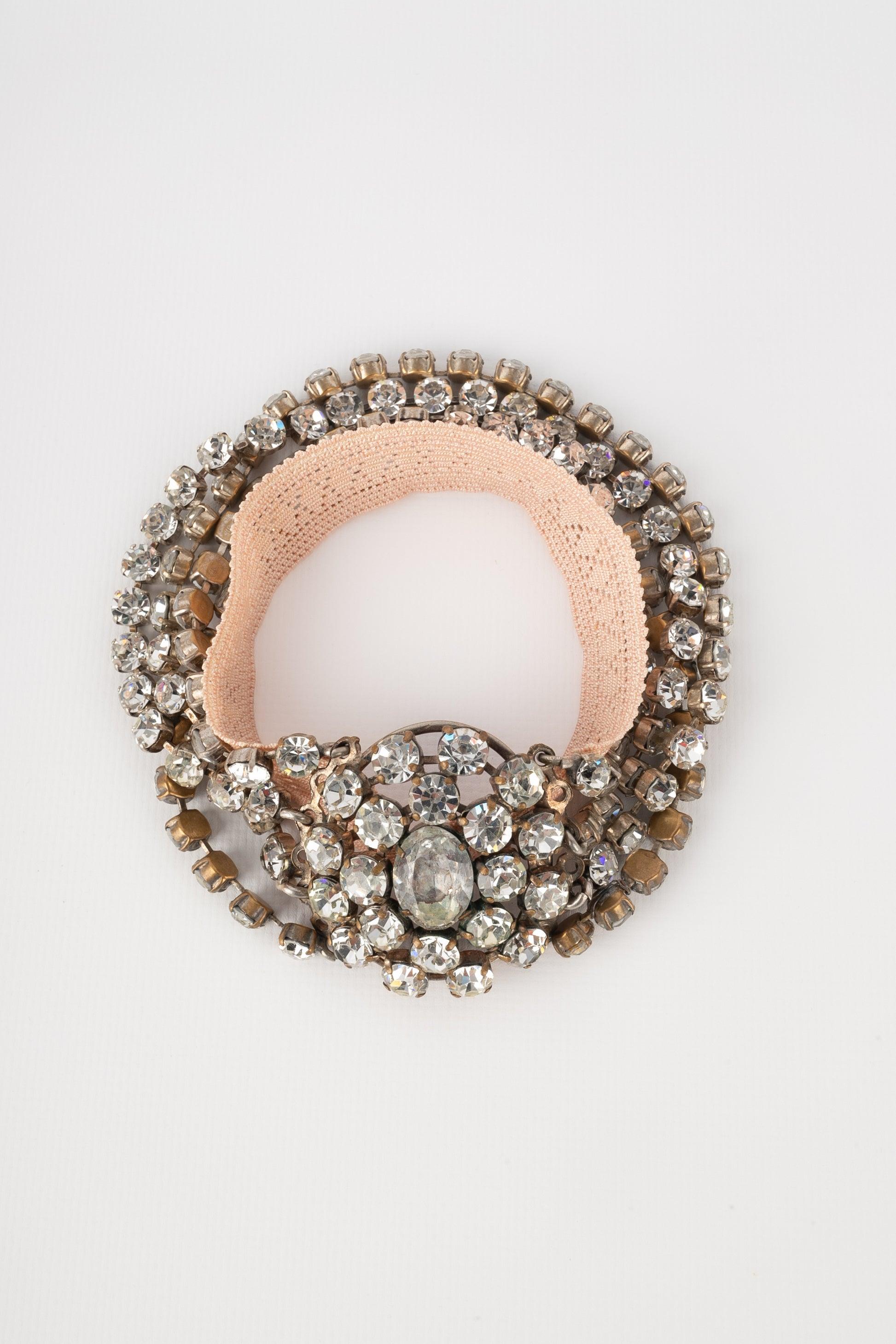 Theater - Silbernes Metallarmband mit Strasssteinen, Perlen und Perlencabochons. Schmuck aus Theater- oder Kabarettaufführungen aus den 1920er Jahren.

Zusätzliche Informationen:
Zustand: Guter Zustand
Abmessungen: Länge: 30 cm
Zeitraum: 20.
