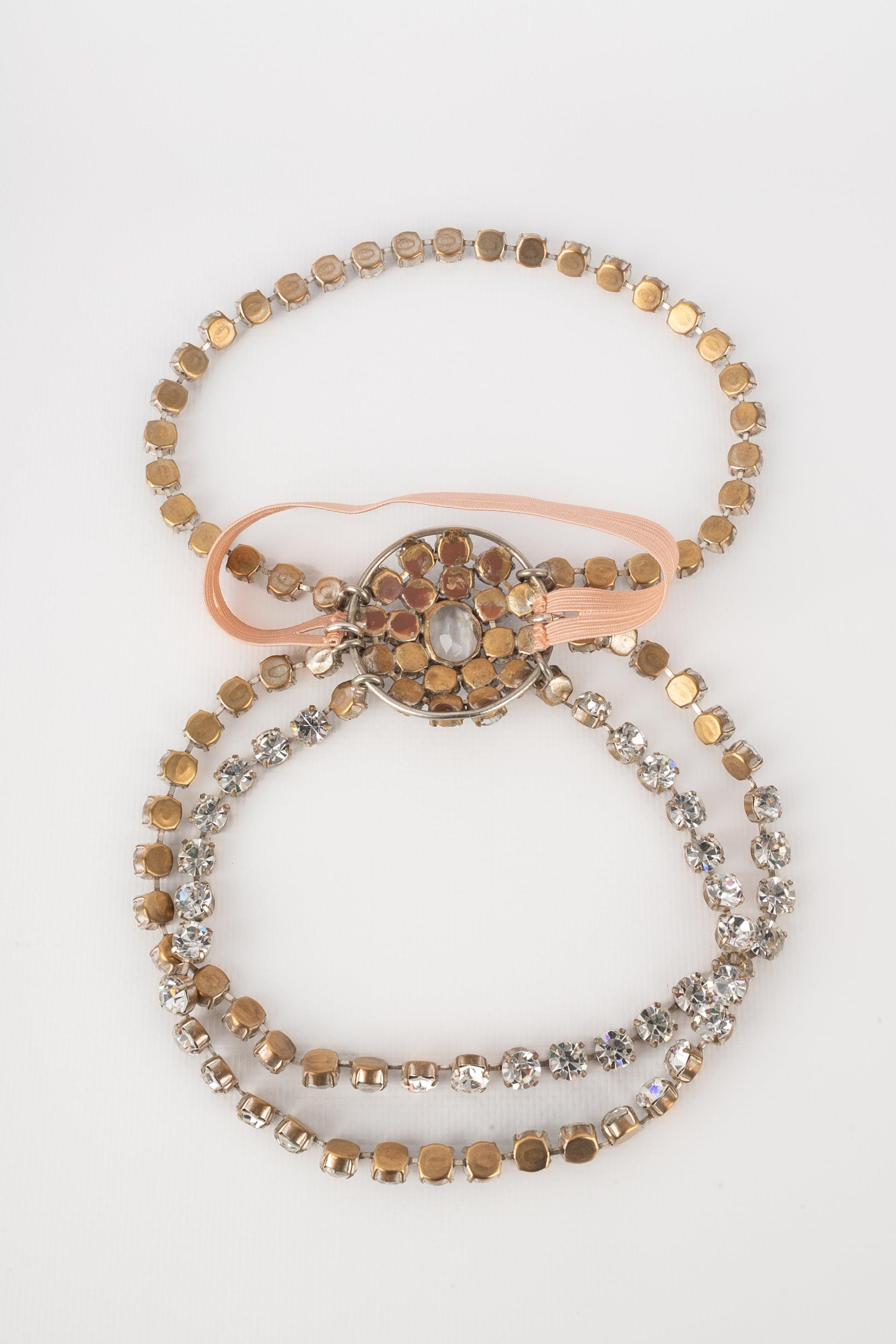 Teatro - Bracciale in metallo argentato con strass, perle e cabochon perlati. Gioielli provenienti da spettacoli teatrali o di cabaret degli anni '20.

Informazioni aggiuntive:
Condizioni: Buone condizioni
Dimensioni: Lunghezza: 30 cm
Periodo: 20°