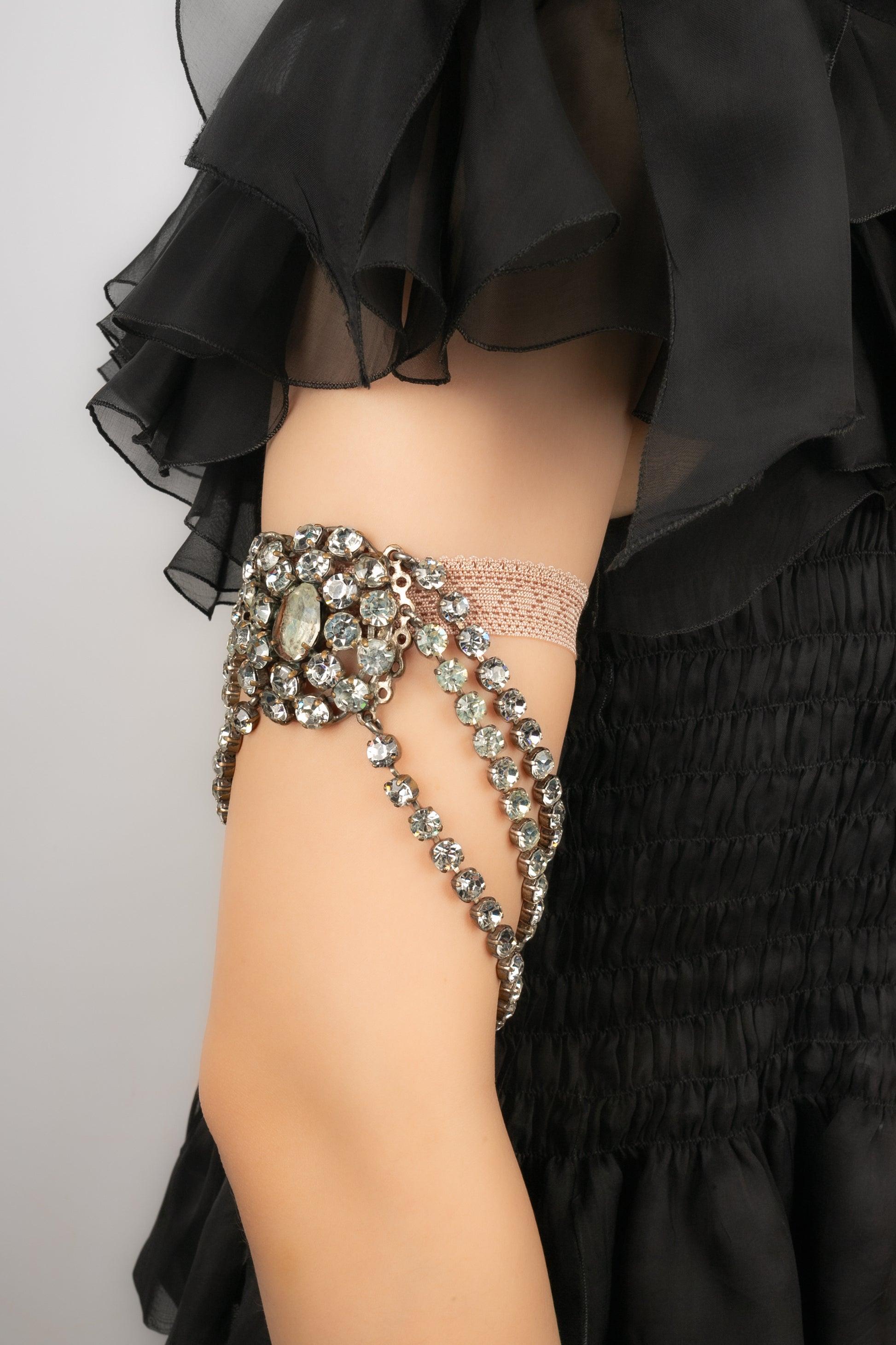 Theater - Silbernes Metallarmband mit Strasssteinen, Perlen und Perlencabochons. Schmuck aus Theater- oder Kabarettaufführungen aus den 1920er Jahren.

Zusätzliche Informationen:
Zustand: Guter Zustand
Abmessungen: Länge: 30 cm
Zeitraum: 20.
