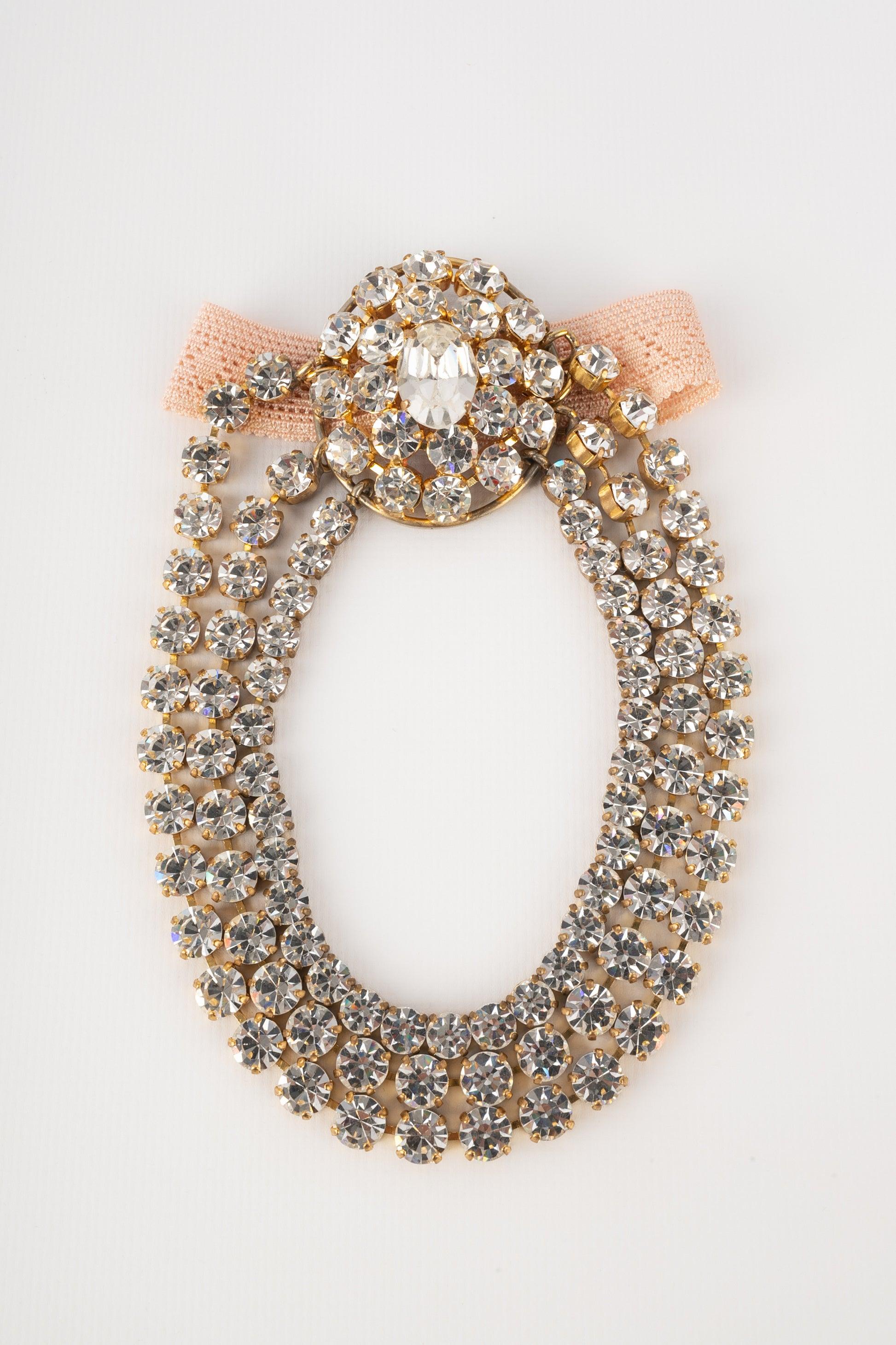 Teatro - Bracciale in metallo argentato con strass, perle e cabochon perlati. Gioielli provenienti da spettacoli di teatro o cabaret degli anni '20.

Informazioni aggiuntive:
Condizioni: Buone condizioni
Dimensioni: Lunghezza: 30 cm
Periodo: 20°