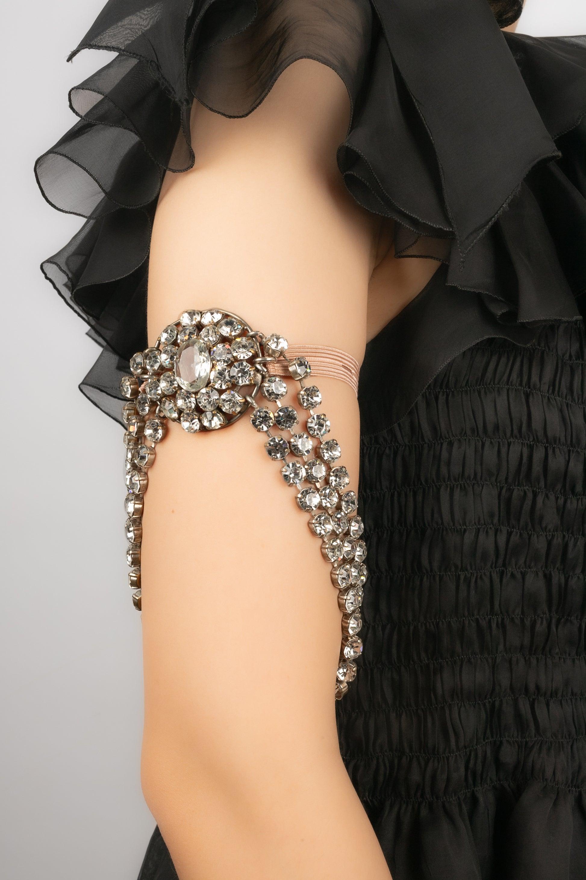 Teatro - Brazalete de metal plateado con brillantes, perlas y cabujones nacarados. Joyas de representaciones teatrales o de cabaret de los años 20.

Más información:
Estado: Buen estado
Dimensiones: Longitud: 30 cm
Periodo: Siglo XX

Referencia del