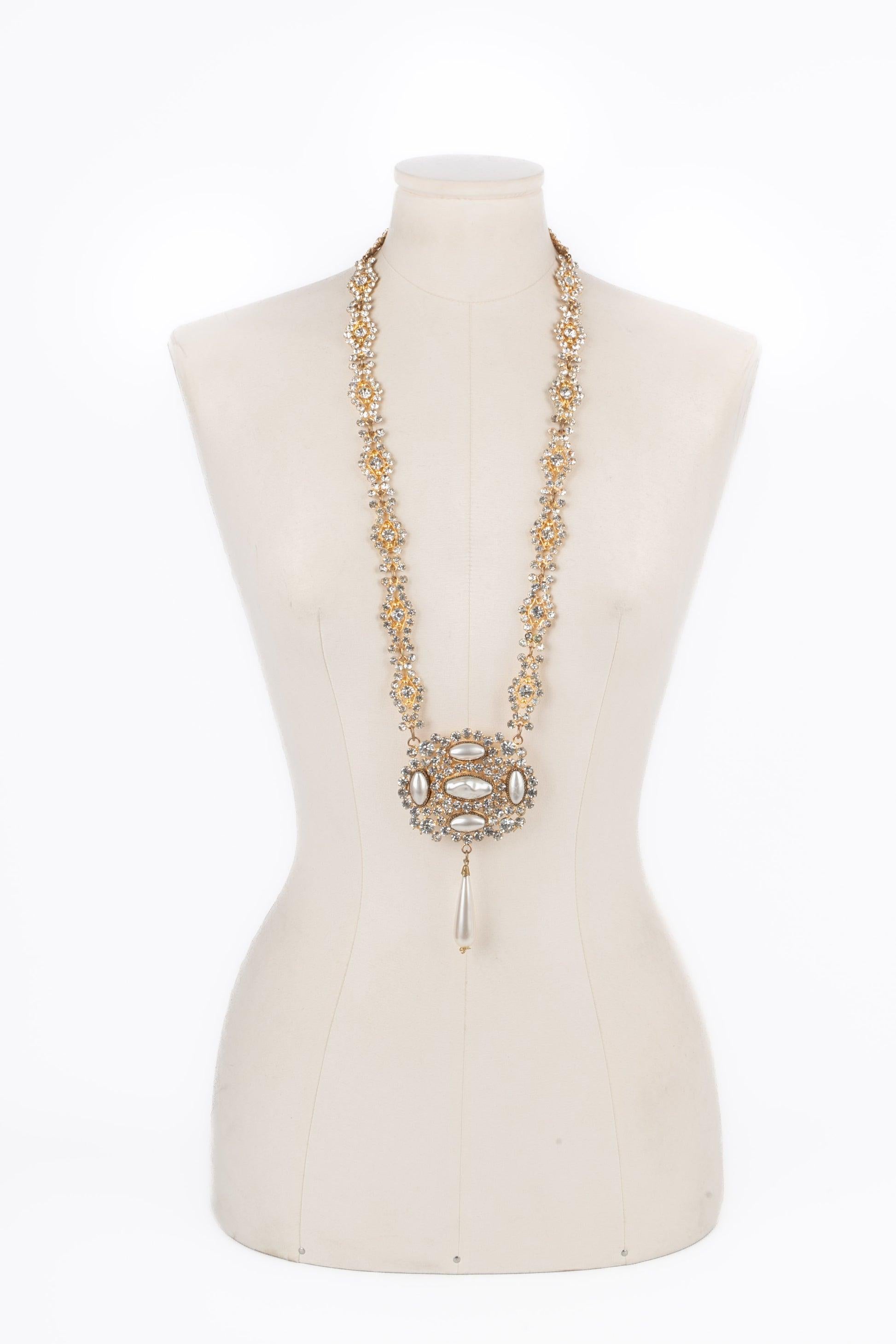 Theatre - Golden metal necklace set with rhinestones and costume pearl. Drama representation jewelry from the first part of the 20th century.

Additional information:
Condition: Good condition
Dimensions: Length: from 83 cm to 88 cm
Period: 20th