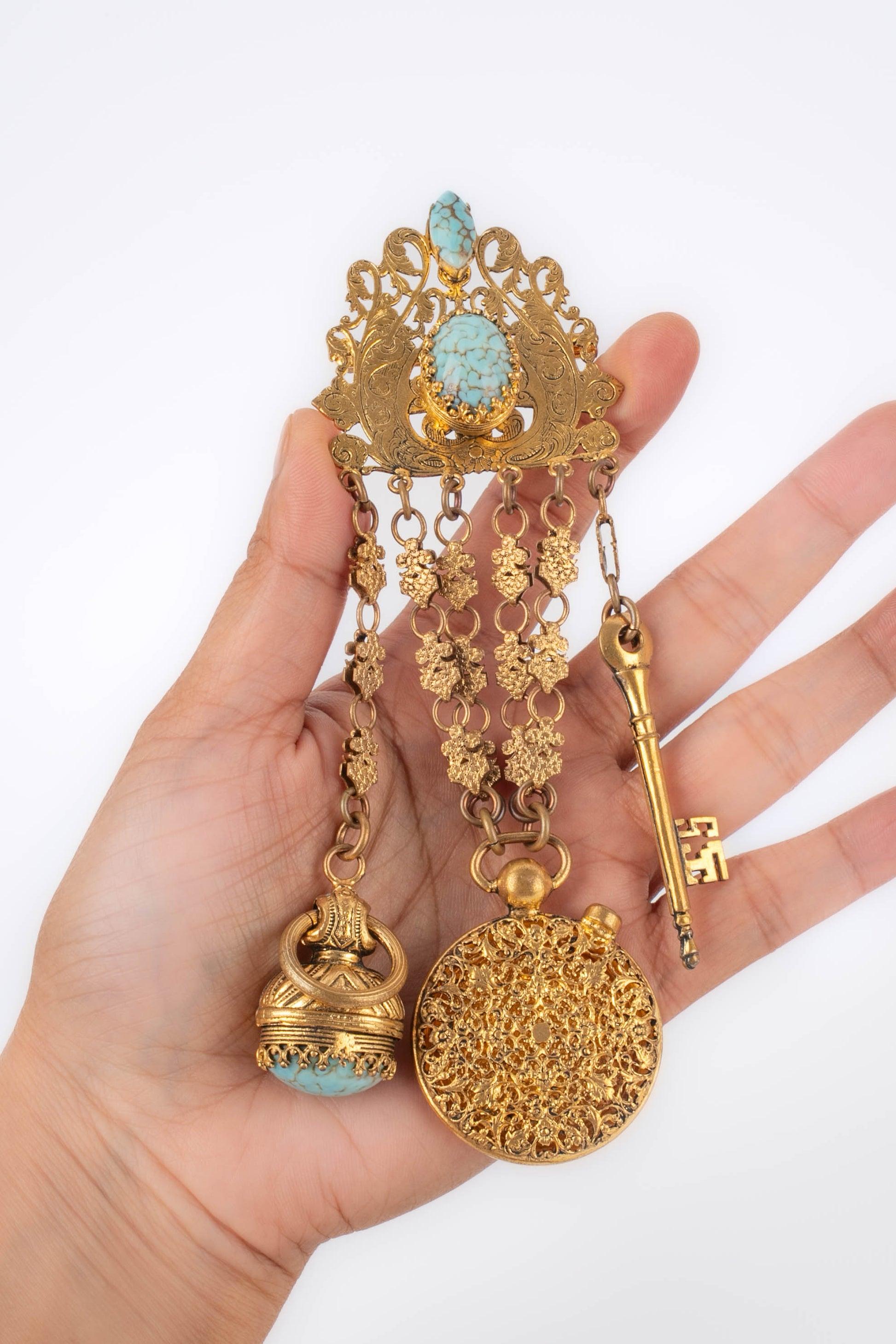Theater - Golden metal pendant brooch holding charms.

Additional information:
Condition: Good condition
Dimensions: Height: 15 cm

Seller Reference: TBR4
