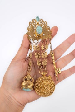 Drama Pendant Brooch Holding Charms