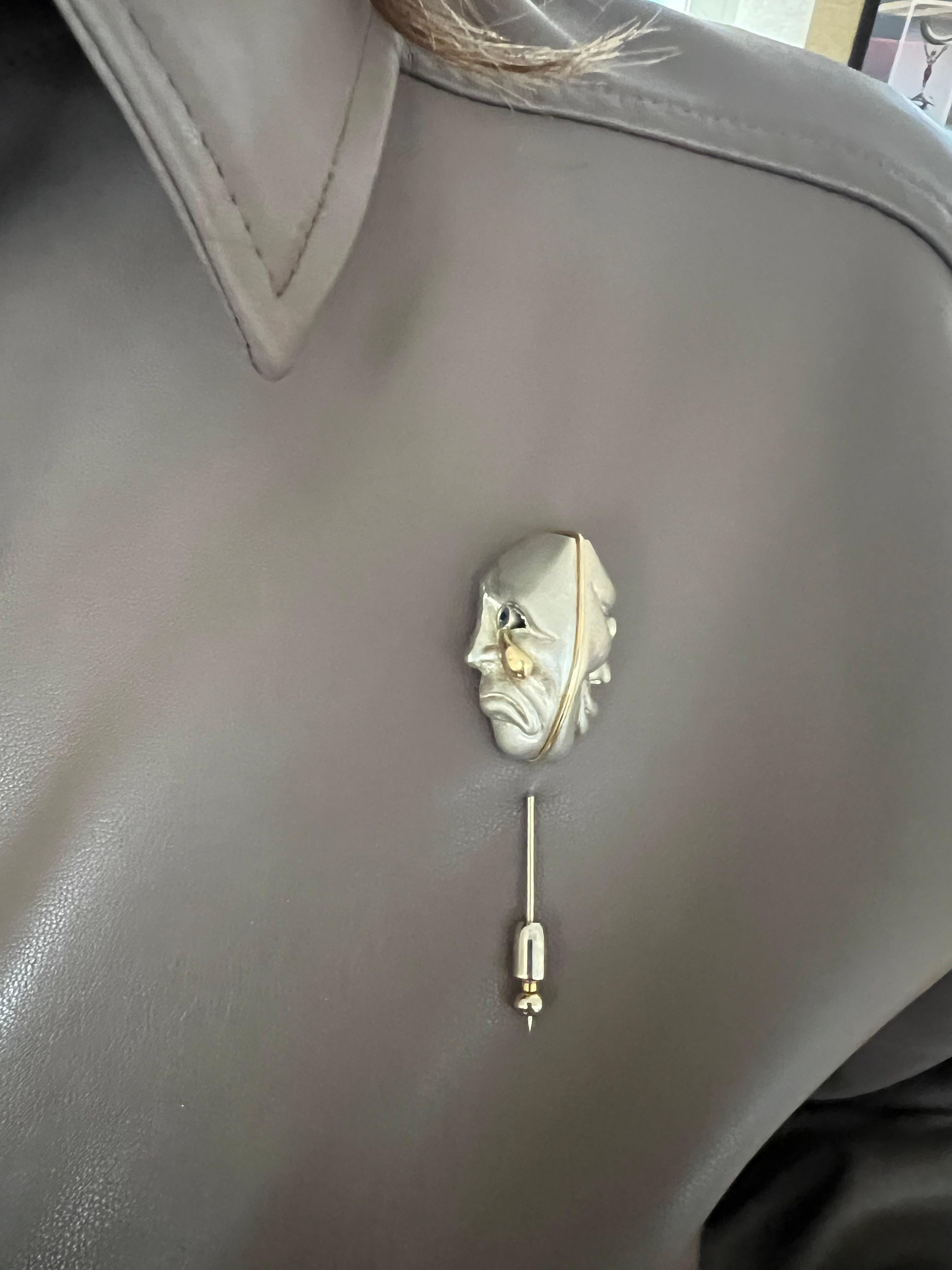 Taglio rotondo Dramma Tragedia/Commedia Spilla a bastoncino in argento sterling e oro giallo 18k con zaffiri blu in vendita