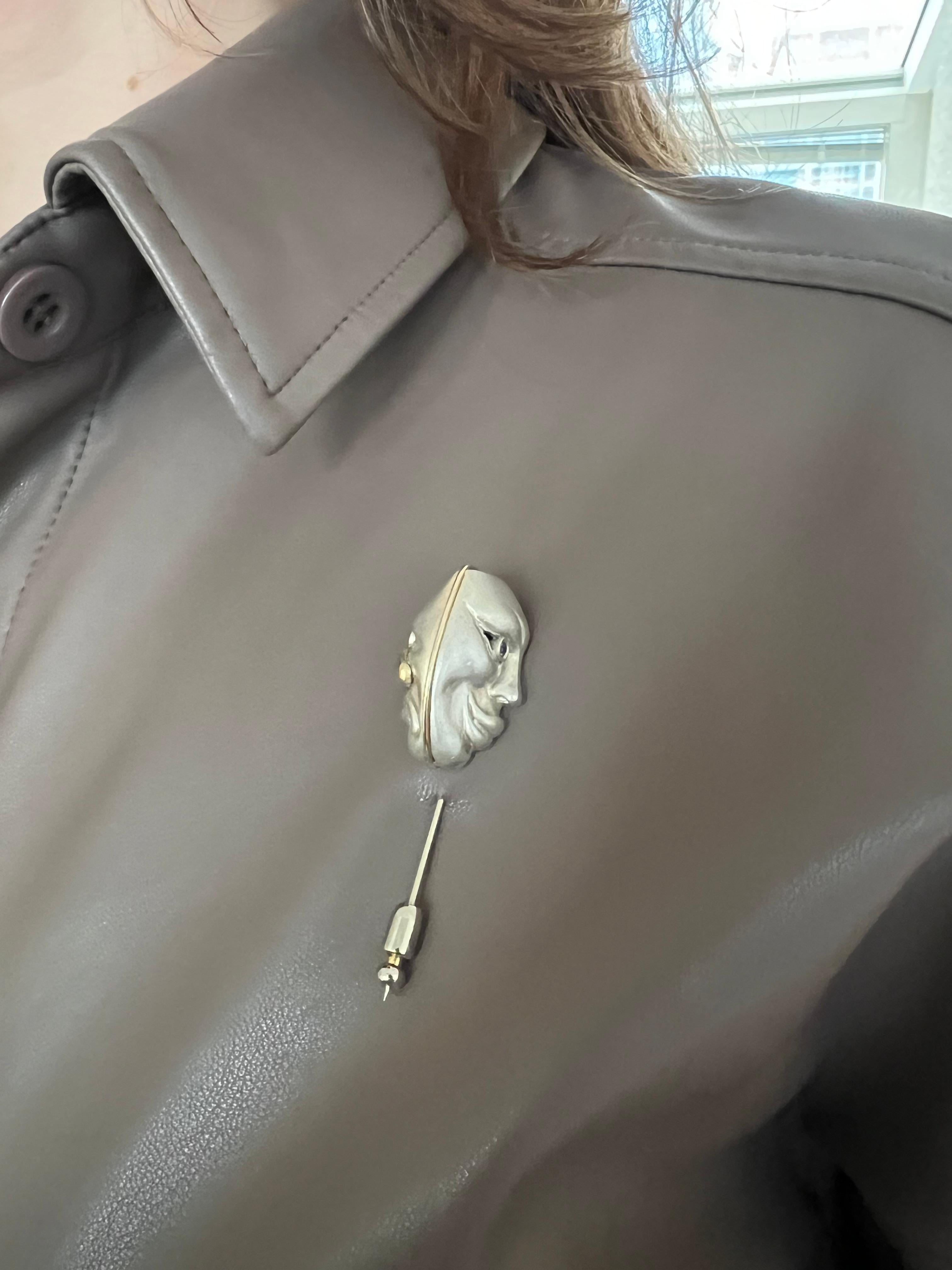 Dramma Tragedia/Commedia Spilla a bastoncino in argento sterling e oro giallo 18k con zaffiri blu In condizioni Nuovo in vendita a New York, NY