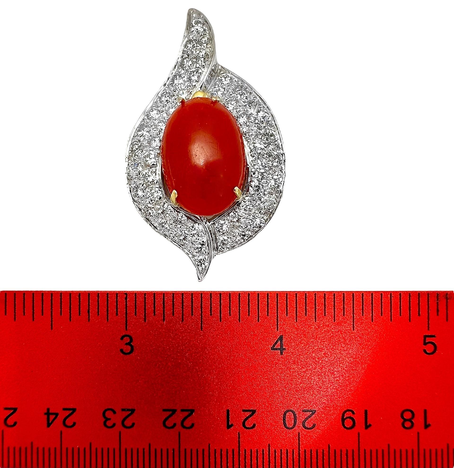 Pendentif dramatique en corail 18 carats et diamants par Emis Beros monté sur un tour de cou Omega en vente 1