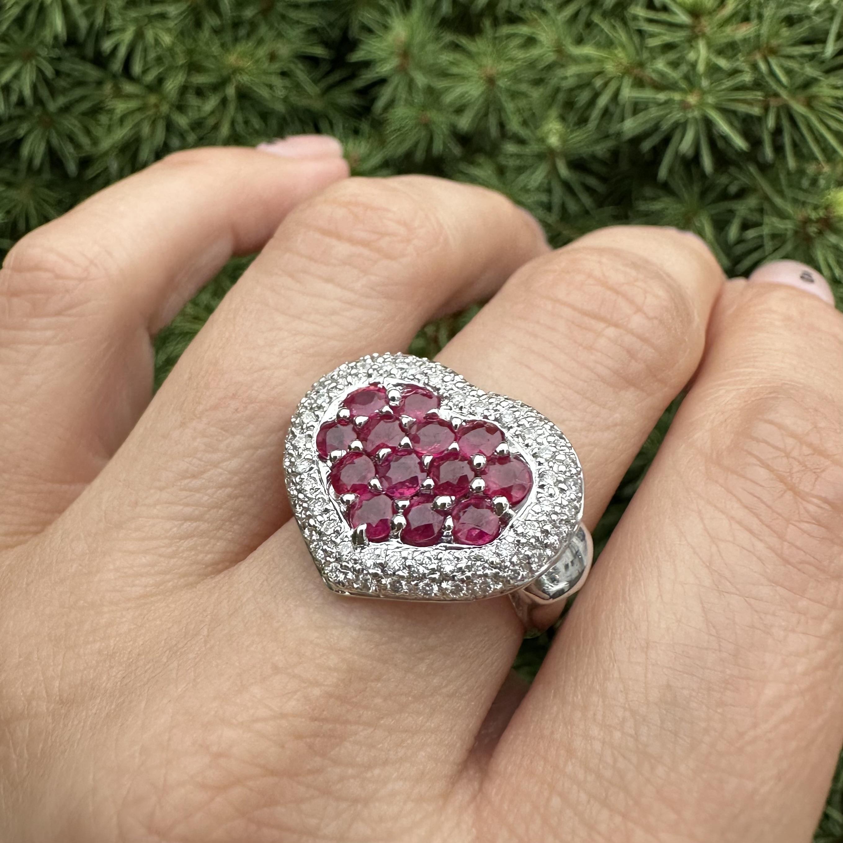 Drammatico anello a cuore in oro bianco 18k GIA con rubino rosso di Birmania e diamanti da 2,80ctw in vendita 5