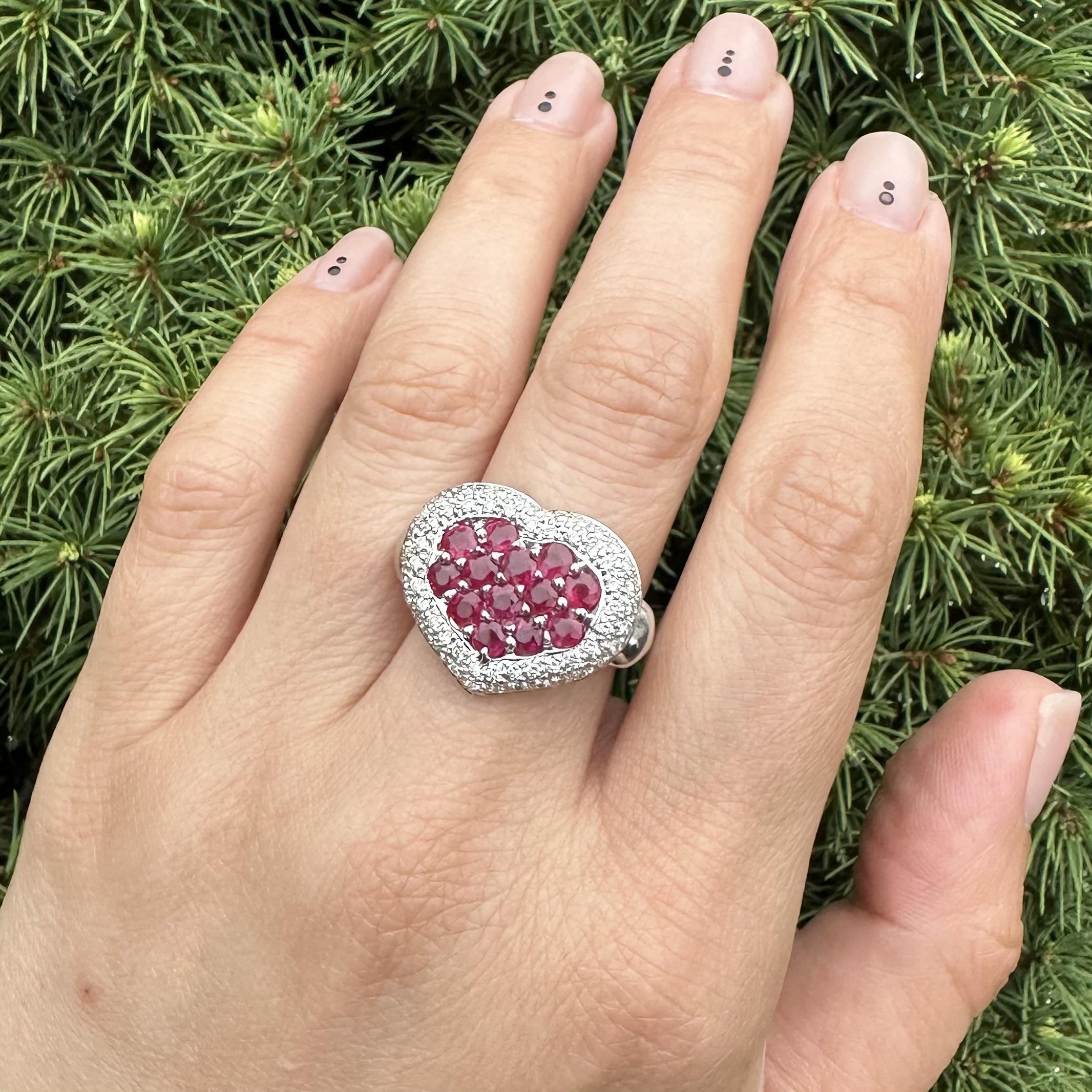 Drammatico anello a cuore in oro bianco 18k GIA con rubino rosso di Birmania e diamanti da 2,80ctw in vendita 9